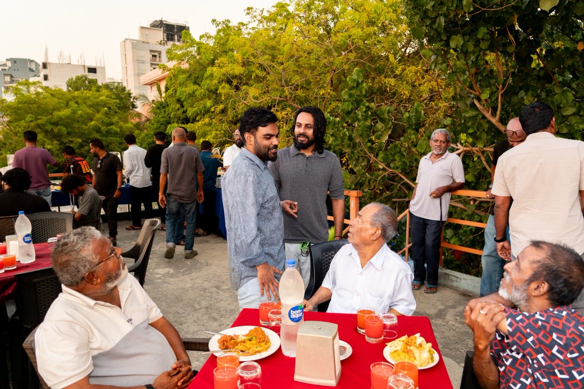 މައްޗަންގޮޅި ޒުވާނުންނާއެކު، މާލެސިޓީ މޭޔާރ އަދި ޕީ އެން ސީގެ ބައެއް މަޖުލިސް މެމްބަރުން ބައިވެރިވެ ވަޑައިގެންނެވި މިއަދުގެ  ރޯދަ ވީއްލެވުމުގެ ތެރެއިން.
#DhiveheenheRqqjje
#Vote4Mayor
#VoteDhoonyah
#VotePNC