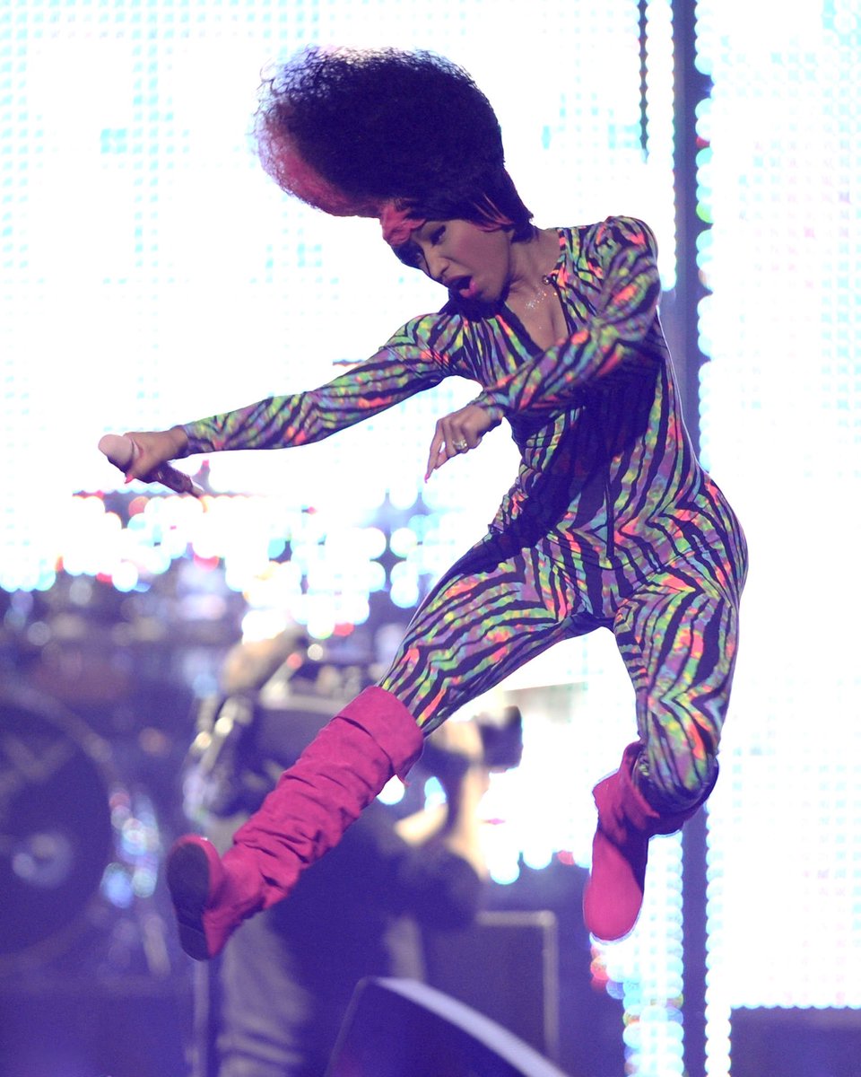 MeeqMinaj's tweet photo. Me cranking that Soulja Boy in 2007 https://t.co/Ul9eGVTwrP