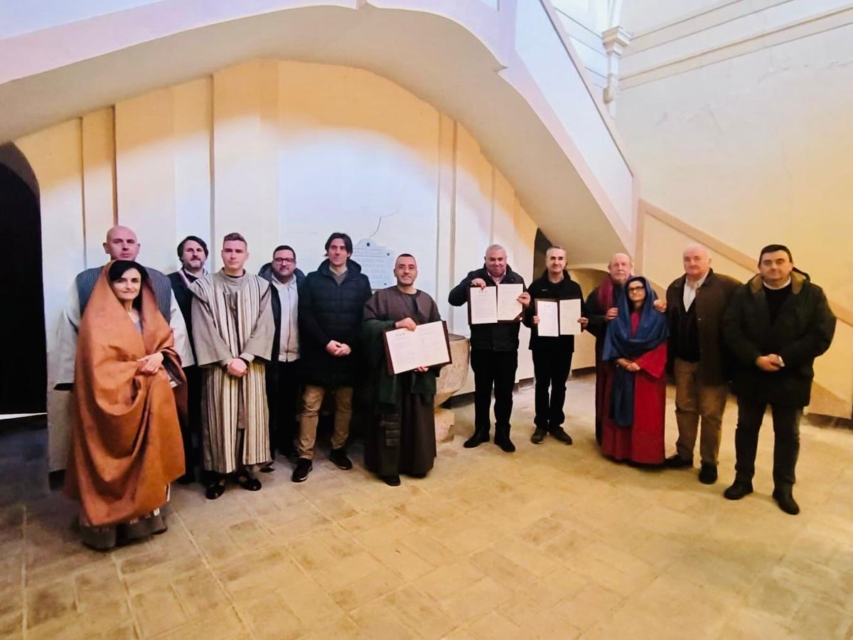 VillarrealVox's tweet photo. Nuestro concejal Fernando Archela ha acompañado hoy a los fieles de Vila-real en la XV Peregrinación a Torrehermosa, cuna de San Pascual Baylón, patrón de nuestra ciudad. Fe, tradición y orgullo Vila-realense. 🙏✝️ https://t.co/MUcOOw5UNI