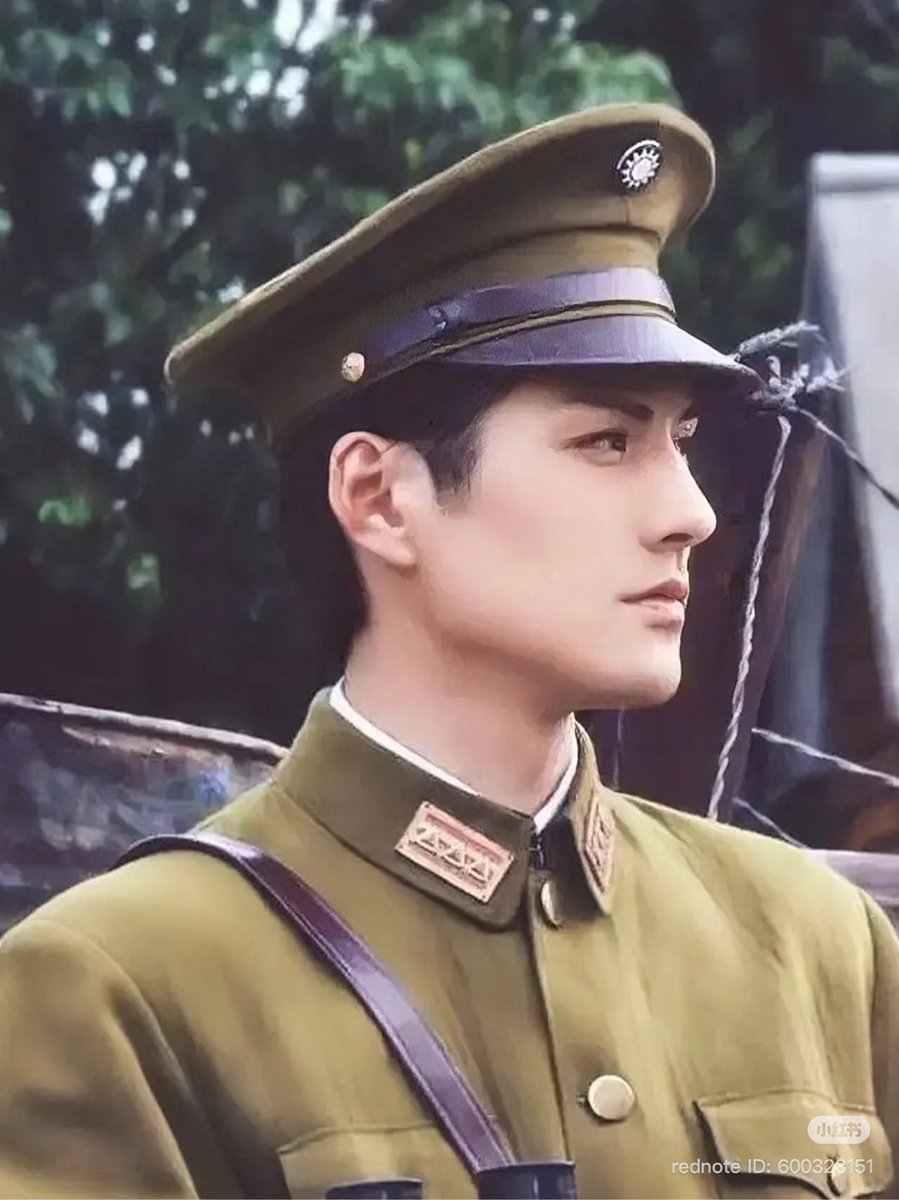 แล้วสมัยก่อนคุณ严屹宽ที่แสดงเป็นลุงพระเอกนี่โคตรหล่ออะ เบ้าหน้าพระเจ้าปั้นมาก ตอนนี้ก็ยังหล่อ