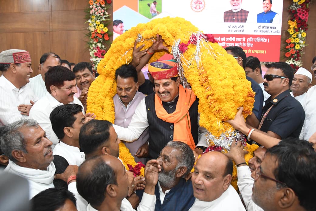 CommissionerUJN's tweet photo. इंदौर-उज्जैन ग्रीनफील्ड मार्ग परियोजना से क्षेत्रीय विकास को नई गति मिलेगी। लगभग ₹3,000 करोड़ की लागत से बनने वाला यह मार्ग इंदौर-उज्जैन के बीच यात्रा समय को घटाकर लगभग आधा घंटा करेगा और किसानों, व्यापार व उद्योग को सीधा लाभ पहुंचाएगा। #Ujjain #Indore #GreenfieldProject https://t.co/HTA3nmkalx
