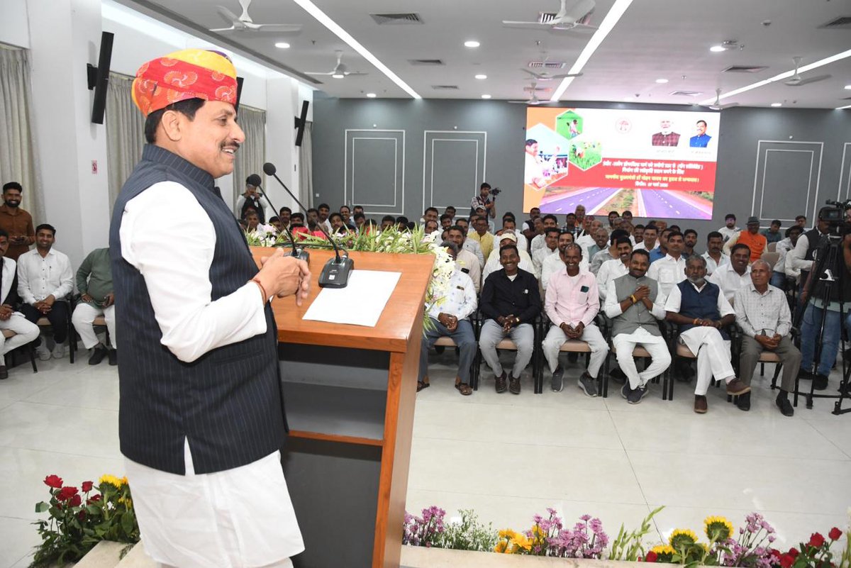CommissionerUJN's tweet photo. इंदौर-उज्जैन ग्रीनफील्ड मार्ग परियोजना से क्षेत्रीय विकास को नई गति मिलेगी। लगभग ₹3,000 करोड़ की लागत से बनने वाला यह मार्ग इंदौर-उज्जैन के बीच यात्रा समय को घटाकर लगभग आधा घंटा करेगा और किसानों, व्यापार व उद्योग को सीधा लाभ पहुंचाएगा। #Ujjain #Indore #GreenfieldProject https://t.co/HTA3nmkalx