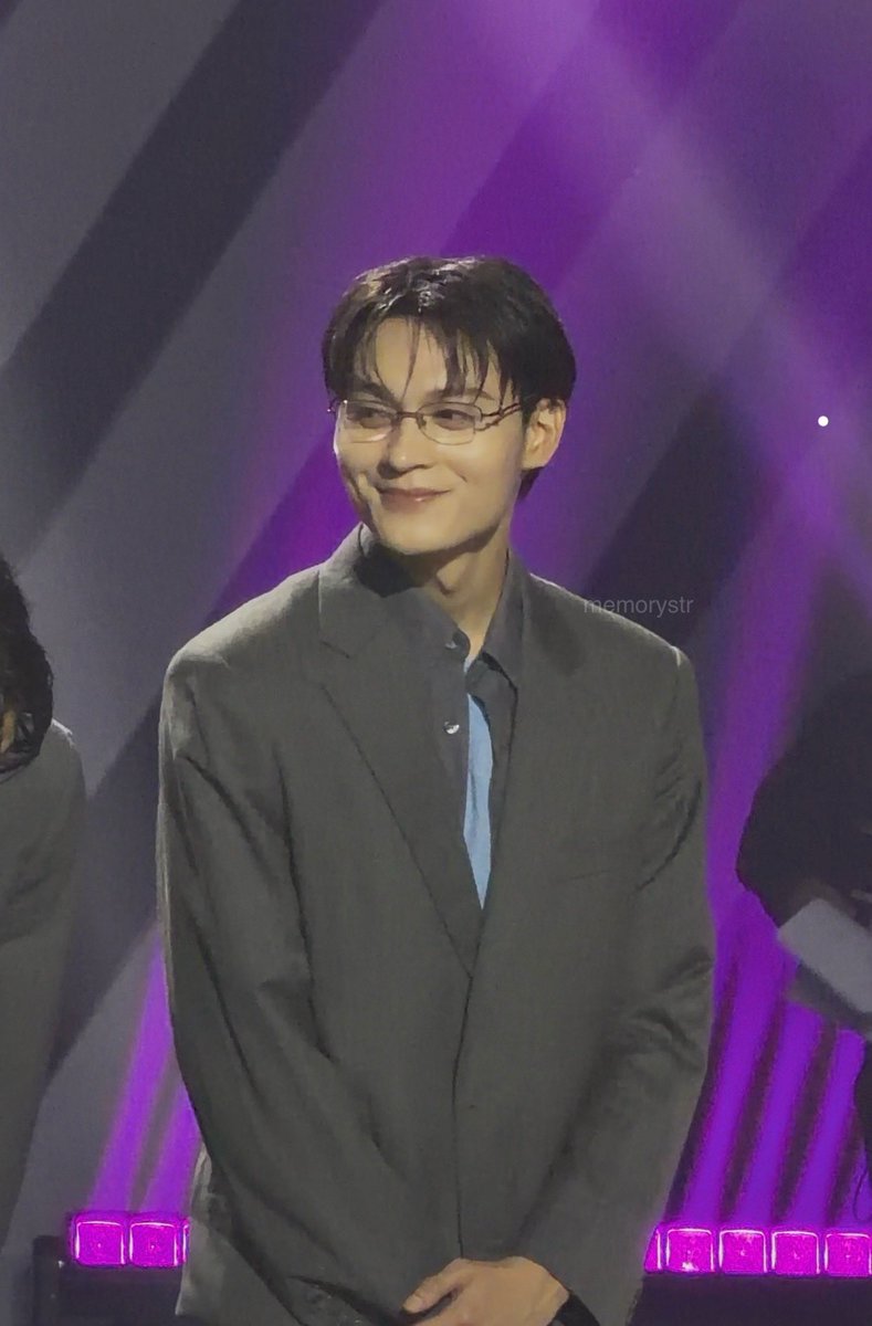 memorystr's tweet photo. tooo precious smilee. pogi^^

VIBE NOW WITH HORI7ON

#HORI7ON_OPMCountdown
#HORI7ON #호라이즌 #REYSTER #레이스터 https://t.co/tMJ3jbvYit
