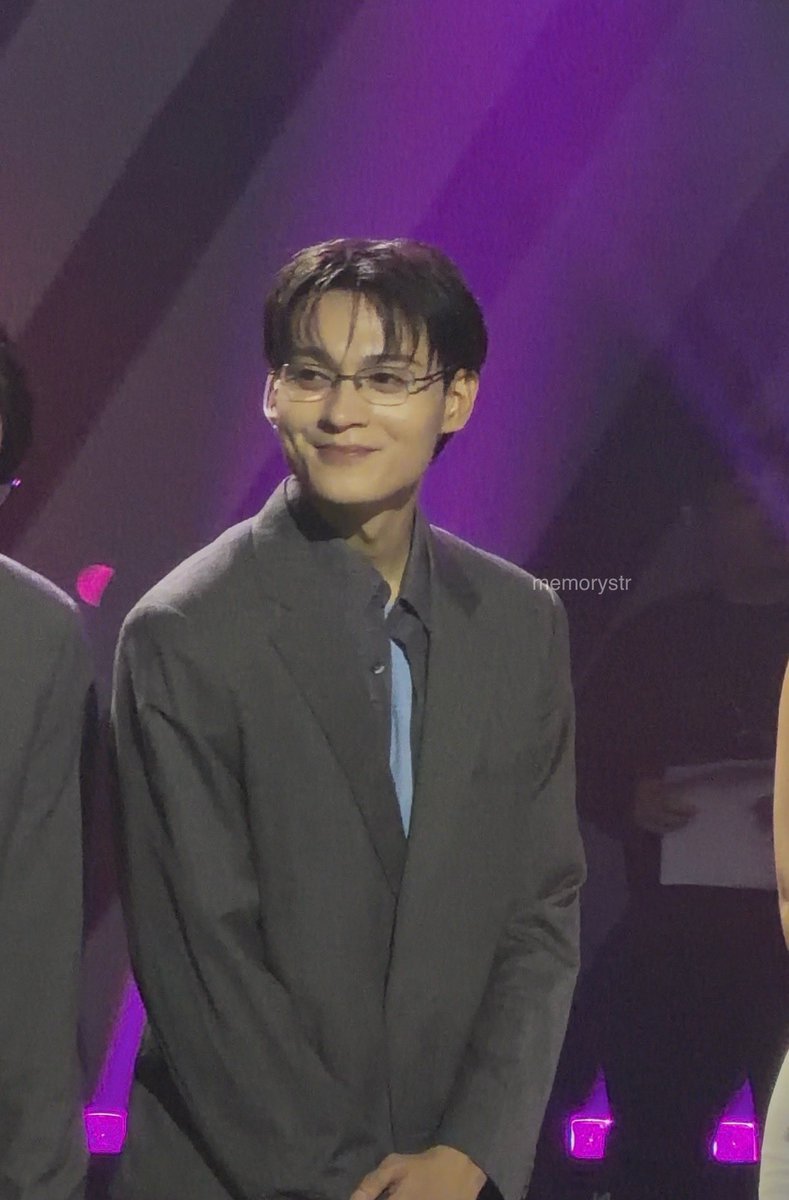 memorystr's tweet photo. tooo precious smilee. pogi^^

VIBE NOW WITH HORI7ON

#HORI7ON_OPMCountdown
#HORI7ON #호라이즌 #REYSTER #레이스터 https://t.co/tMJ3jbvYit