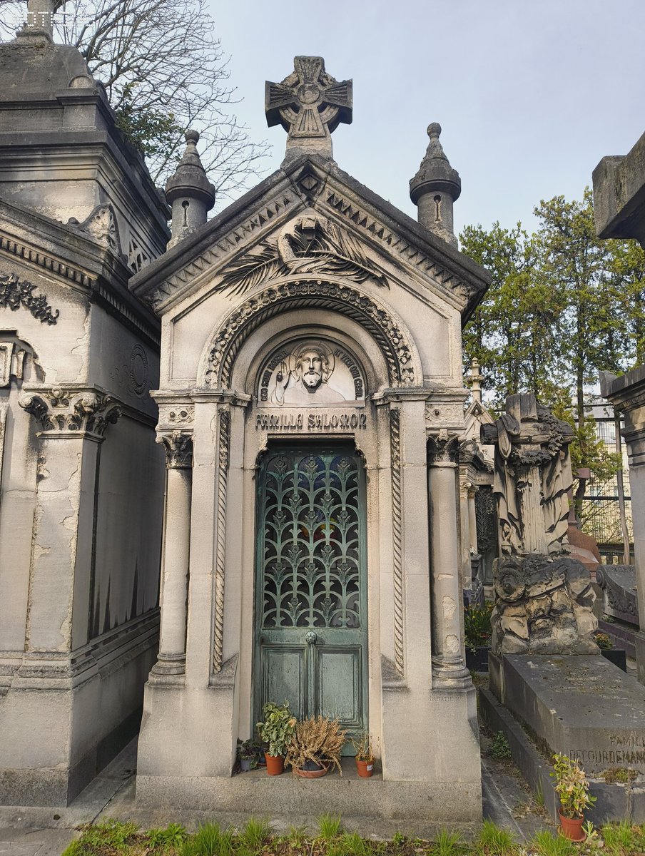 Haitianaute's tweet photo. 🇭🇹🪦Caveau du président Lysius Félicité Salomon Jeune au cimetière de Passy, à Paris.

Né le 30 juin 1815 aux Cayes et décédé le 19 octobre 1888 à Paris, il fut le 13e président d'Haïti de 1879 à 1888.

Fondateur de la Banque Nationale, pionnier du système postal haïtien, il modernisa le pays avec ambition — avant d'être renversé et contraint à l'exil. Il mourut à Paris 🇫🇷, quelques semaines après son départ. #Haïti
