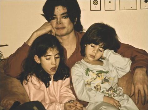 mjculturebrasil's tweet photo. 🚨 Grace Rwaramba, ex-babá dos filhos de Michael Jackson, se pronuncia sobre as acusações da família Cascio:

"Dizem que os cortes mais profundos vêm daqueles que amamos.

Eu fiquei na casa deles com Michael e as crianças. Testemunhei o vínculo deles em primeira mão, ao longo de muitos anos. Os Cascios foram dos primeiros a quem ele recorreu quando mais de 70 xerifes invadiram Neverland e sua vida foi despedaçada pelas mesmas alegações depravadas e recicladas.

Dois meses atrás, manchetes e fotos de Michael apareceram ao lado dos arquivos de Epstein. Milhões de documentos liberados mostram zero conexão.

Os Cascios passaram mais de 20 anos defendendo Michael contra as mesmas acusações. Agora, eles nos pedem para ignorar todo o registro público e, em vez disso, imaginar Michael "secretamente fazendo lavagem cerebral" em todas as cinco crianças da mesma família — por décadas.

Isto é uma traição profunda."