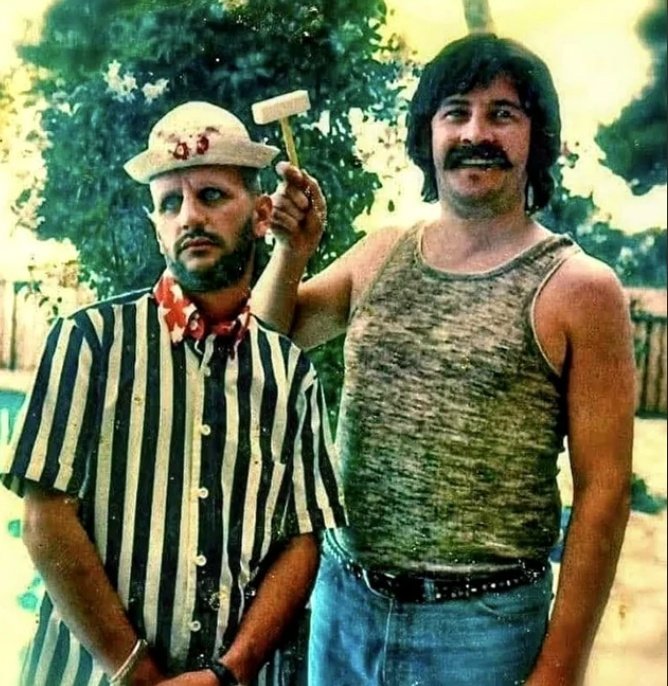acervovelhotes's tweet photo. 📁: ACABOU A COCAÍNA E A CERVEJA NA FRANÇA!

Ringo Starr (Beatles), John Bonham (Led Zeppelin) e Keith Moon (The Who) fizeram uma viagem juntos pra França. Só que ninguém se lembra do que aconteceu lá.

O único registro é essa foto do ringo sem sobrancelhas com o bonham. https://t.co/koExxsQtAk
