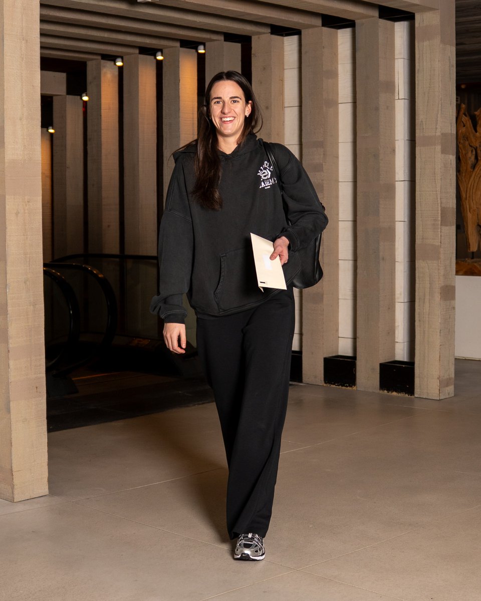 Caitlin Clark has touched down in Miami with #USABWNT 🌴

📸: <a href="/usabasketball/">USA Basketball</a>