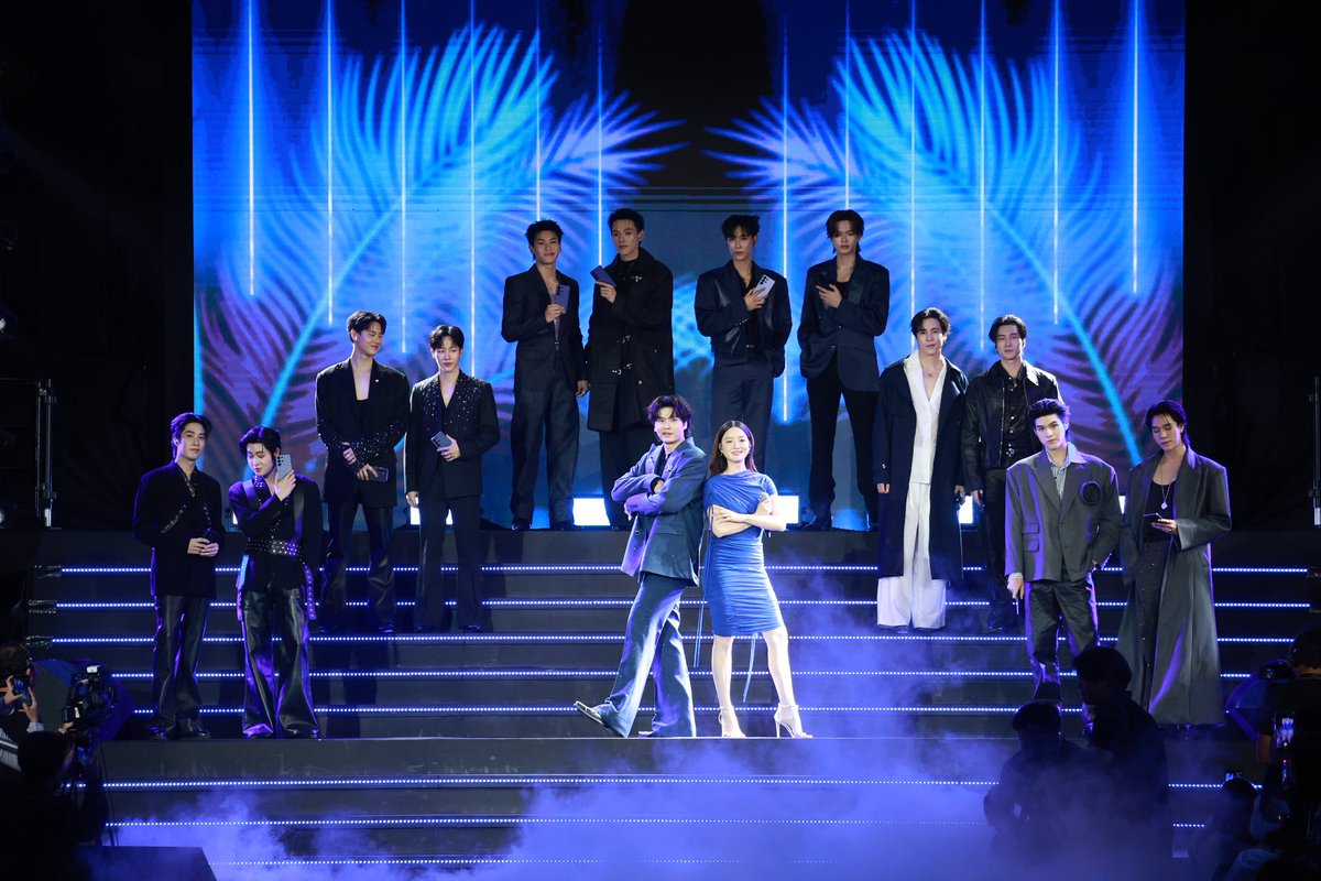 WEED_ENT's tweet photo. เล่นใหญ่สมจักรวาล! ซัมซุงจัดงาน Beyond the Galaxy ขนทัพดารา–ศิลปินเสิร์ฟโชว์ฟีเจอร์ Galaxy S26 Series สุดล้ำ

#GalaxyAI #GalaxyS26Ultra #BeyondtheGalaxy #Samsung

ซัมซุงจัดใหญ่แบบสมศักดิ์ศรี! เนรมิตพื้นที่งานให้กลายเป็น “ที่สุดของกาแลคซี่” ที่รวมที่สุดของทั้งเทคโนโลยีและความสนุกไว้ในค่ำคืนเดียว พร้อมเปิดเวทีต้อนรับเหล่าศิลปิน ดารา และเซเลบริตี้ระดับแนวหน้าของเมืองไทยที่ตบเท้าเข้าร่วมงานอย่างคับคั่ง นำโดย จอง–คัลแลน, โฟร์ท ณัฐวรรธน์, สกาย–นานิ, รวมถึงนักร้องเสียงคุณภาพอย่าง นนท์ ธนนท์ และ อิ้งค์ วรันธร ที่มาร่วมสร้างสีสันให้ค่ำคืนแห่งจักรวาลกาแลคซี่คึกคักยิ่งกว่าที่เคย พร้อมขบวนอินฟลูเอนเซอร์และคนดังจากหลากหลายวงการที่มาร่วมเฉลิมฉลองในลุคสุดปัง เรียกเสียงกรี๊ดจากแฟน ๆ และผู้ร่วมงานแบบไม่ขาดสาย ให้ทุกคนได้สัมผัสโมเมนต์สุดพิเศษของ Galaxy S26 Series และบรรยากาศสุดเอ็กซ์คลูซีฟที่จัดเต็มตลอดทั้งงาน

 สำหรับไฮไลต์ความพิเศษของงาน “Beyond the Galaxy” อยู่ที่การเนรมิตโชว์สุดยิ่งใหญ่ตระการตาที่ผสานเทคโนโลยี แสง สี และเสียงดนตรีสุดอลังการ เปลี่ยนทั้งพื้นที่ให้กลายเป็นกาแลคซี่สุดระยิบระยับ 

ก่อนพาผู้ร่วมงานไปใกล้ชิดเหล่าศิลปินและดาราจาก #TeamGalaxy ที่ขึ้นเวทีโชว์เดินรันเวย์แบบสับ ๆ ยามค่ำคืนกับ Nightography Runway Show ที่ได้ อิ้งค์ วรันธร, นนท์ ธนนท์, เจษ-ไบเบิ้ล, เติ้ล-เฟิร์สวัน, ต้าห์อู๋-ออฟโรด และ สกาย-นานิ มาโชว์คอนเซ็ปต์ Beyond the Galaxy

ต่อด้วย Photo Assist โชว์ที่พี่จอง–คัลแลน มาในโชว์เปลี่ยนชุดบนรันเวย์ พร้อมเซอร์ไพรส์ชุดไทย และร่วมส่งต่อโมเมนต์โบ๊ะบ๊ะสุดน่ารักน่าเอ็นดูไปกับฟีเจอร์การแต่งรูปอัจฉริยะ เปลี่ยนพื้นหลังของภาพให้เป็นสถานที่เที่ยวต่าง ๆ ทั้งในไทยและเกาหลี

และปิดท้ายด้วยโชว์ไฮไลต์ Privacy Display Show ที่ได้ โฟร์ท ณัฐวรรธน์ มาร่วมโชว์ในลุคสายลับ พร้อมพูดคุยโชว์เทคโนโลยีจอมือถือเพื่อความเป็นส่วนตัวครั้งแรกของโลกบน Galaxy S26 Ultra 

นอกจากนี้ ภายในงานยังเพิ่มดีกรีความสนุกด้วย มินิคอนเสิร์ตสุดเอ็กซ์คลูซีฟจาก นนท์ ธนนท์ และ อิ้งค์ วรันธร ที่ขนเพลงฮิตมาเสิร์ฟแฟน ๆ แบบจัดเต็ม ไม่ว่าจะเป็น กำลังจะ, โต๊ะริม, พบรัก และ สายตาหลอกกันไม่ได้ เรียกเสียงร้องตามและเสียงกรี๊ดสนั่นตลอดโชว์ สร้างบรรยากาศความสนุกให้ค่ำคืนแห่งจักรวาลกาแลคซี่คึกคักยิ่งขึ้น และเปิดพื้นที่ Experience Zone ให้ผู้ร่วมงานได้ลองสัมผัสและทดลองใช้งานฟีเจอร์สุดล้ำของ Galaxy S26 Series ด้วยตัวเอง ท่ามกลางบรรยากาศสุดเอ็กซ์คลูซีฟที่ผสานทั้งเทคโนโลยี ความบันเทิง และไลฟ์สไตล์แบบจัดเต็ม

 พรีออเดอร์ Galaxy S26 Series ได้แล้วตั้งแต่วันนี้จนถึง 10 มีนาคม 2569 ที่ Samsung Experience Store และร้านค้าที่ร่วมรายการ หรือทางออนไลน์ https://t.co/vz7X8Km6Xi รับส่วนลดสุดคุ้ม 3 ต่อ มูลค่าสูงสุด 17,000 บาท* 

 ฟรี เพิ่มความจุเป็น 2 เท่า มูลค่าสูงสุด 12,000 บาท
ลดเพิ่มสูงสุด 5,000 บาท เมื่อนำเครื่องเก่ามาแลกใหม่ 
 ⁠รับส่วนลด 30% สำหรับซื้อ Galaxy Watch l Buds 
พิเศษ! สำหรับผู้ที่ลงทะเบียนรับโค้ดสิทธิพิเศษล่วงหน้า นำโค้ดมาจองรับเพิ่ม Galaxy SmartTag2 มูลค่า 1,090บาท ฟรี  สนใจเป็นเจ้าของ Galaxy S26 Series สามารถดูรายละเอียดผลิตภัณฑ์เพิ่มเติมที่ https://t.co/OUr9LzKV9n  

*สำหรับ Samsung Experience Store และร้านค้าที่ร่วมรายการเงื่อนไขเป็นไปตามที่บริษัทกำหนด ดูเพิ่มเติมได้ที่ https://t.co/aFraxfZkXe 

📷 https://t.co/rJQDAFFFa7