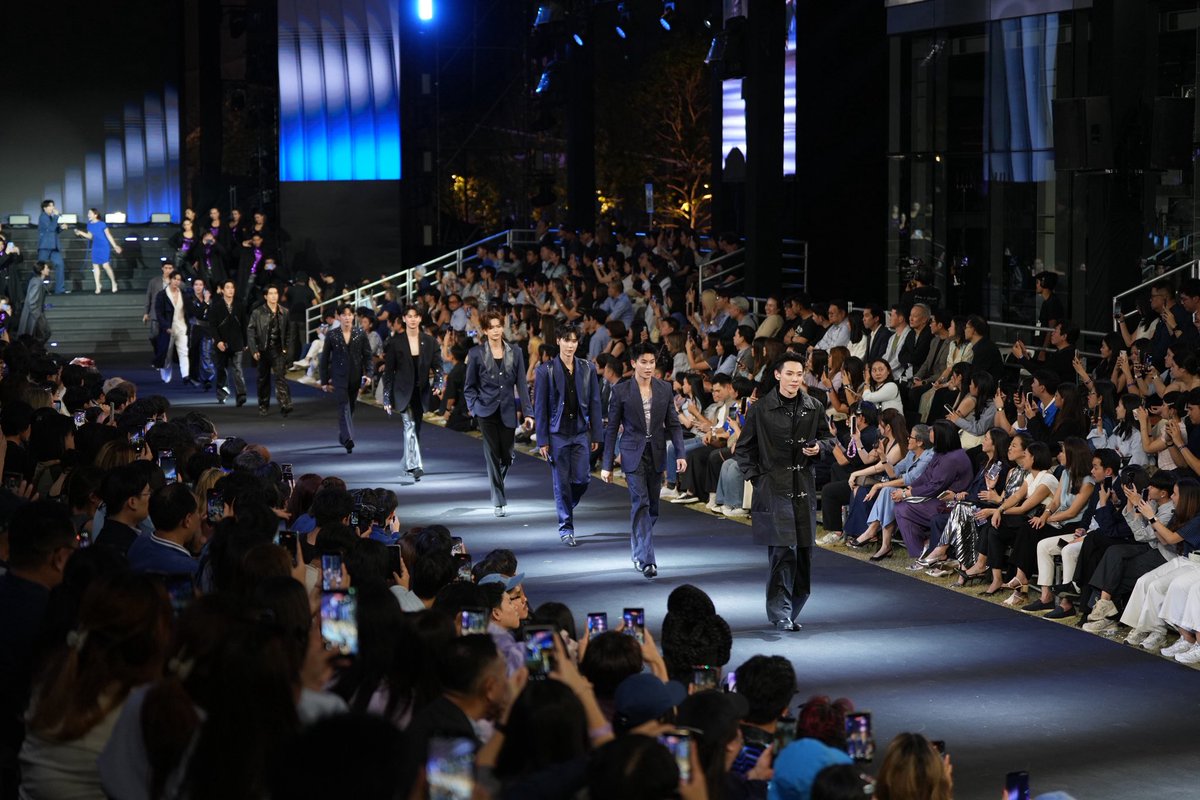 WEED_ENT's tweet photo. เล่นใหญ่สมจักรวาล! ซัมซุงจัดงาน Beyond the Galaxy ขนทัพดารา–ศิลปินเสิร์ฟโชว์ฟีเจอร์ Galaxy S26 Series สุดล้ำ

#GalaxyAI #GalaxyS26Ultra #BeyondtheGalaxy #Samsung

ซัมซุงจัดใหญ่แบบสมศักดิ์ศรี! เนรมิตพื้นที่งานให้กลายเป็น “ที่สุดของกาแลคซี่” ที่รวมที่สุดของทั้งเทคโนโลยีและความสนุกไว้ในค่ำคืนเดียว พร้อมเปิดเวทีต้อนรับเหล่าศิลปิน ดารา และเซเลบริตี้ระดับแนวหน้าของเมืองไทยที่ตบเท้าเข้าร่วมงานอย่างคับคั่ง นำโดย จอง–คัลแลน, โฟร์ท ณัฐวรรธน์, สกาย–นานิ, รวมถึงนักร้องเสียงคุณภาพอย่าง นนท์ ธนนท์ และ อิ้งค์ วรันธร ที่มาร่วมสร้างสีสันให้ค่ำคืนแห่งจักรวาลกาแลคซี่คึกคักยิ่งกว่าที่เคย พร้อมขบวนอินฟลูเอนเซอร์และคนดังจากหลากหลายวงการที่มาร่วมเฉลิมฉลองในลุคสุดปัง เรียกเสียงกรี๊ดจากแฟน ๆ และผู้ร่วมงานแบบไม่ขาดสาย ให้ทุกคนได้สัมผัสโมเมนต์สุดพิเศษของ Galaxy S26 Series และบรรยากาศสุดเอ็กซ์คลูซีฟที่จัดเต็มตลอดทั้งงาน

 สำหรับไฮไลต์ความพิเศษของงาน “Beyond the Galaxy” อยู่ที่การเนรมิตโชว์สุดยิ่งใหญ่ตระการตาที่ผสานเทคโนโลยี แสง สี และเสียงดนตรีสุดอลังการ เปลี่ยนทั้งพื้นที่ให้กลายเป็นกาแลคซี่สุดระยิบระยับ 

ก่อนพาผู้ร่วมงานไปใกล้ชิดเหล่าศิลปินและดาราจาก #TeamGalaxy ที่ขึ้นเวทีโชว์เดินรันเวย์แบบสับ ๆ ยามค่ำคืนกับ Nightography Runway Show ที่ได้ อิ้งค์ วรันธร, นนท์ ธนนท์, เจษ-ไบเบิ้ล, เติ้ล-เฟิร์สวัน, ต้าห์อู๋-ออฟโรด และ สกาย-นานิ มาโชว์คอนเซ็ปต์ Beyond the Galaxy

ต่อด้วย Photo Assist โชว์ที่พี่จอง–คัลแลน มาในโชว์เปลี่ยนชุดบนรันเวย์ พร้อมเซอร์ไพรส์ชุดไทย และร่วมส่งต่อโมเมนต์โบ๊ะบ๊ะสุดน่ารักน่าเอ็นดูไปกับฟีเจอร์การแต่งรูปอัจฉริยะ เปลี่ยนพื้นหลังของภาพให้เป็นสถานที่เที่ยวต่าง ๆ ทั้งในไทยและเกาหลี

และปิดท้ายด้วยโชว์ไฮไลต์ Privacy Display Show ที่ได้ โฟร์ท ณัฐวรรธน์ มาร่วมโชว์ในลุคสายลับ พร้อมพูดคุยโชว์เทคโนโลยีจอมือถือเพื่อความเป็นส่วนตัวครั้งแรกของโลกบน Galaxy S26 Ultra 

นอกจากนี้ ภายในงานยังเพิ่มดีกรีความสนุกด้วย มินิคอนเสิร์ตสุดเอ็กซ์คลูซีฟจาก นนท์ ธนนท์ และ อิ้งค์ วรันธร ที่ขนเพลงฮิตมาเสิร์ฟแฟน ๆ แบบจัดเต็ม ไม่ว่าจะเป็น กำลังจะ, โต๊ะริม, พบรัก และ สายตาหลอกกันไม่ได้ เรียกเสียงร้องตามและเสียงกรี๊ดสนั่นตลอดโชว์ สร้างบรรยากาศความสนุกให้ค่ำคืนแห่งจักรวาลกาแลคซี่คึกคักยิ่งขึ้น และเปิดพื้นที่ Experience Zone ให้ผู้ร่วมงานได้ลองสัมผัสและทดลองใช้งานฟีเจอร์สุดล้ำของ Galaxy S26 Series ด้วยตัวเอง ท่ามกลางบรรยากาศสุดเอ็กซ์คลูซีฟที่ผสานทั้งเทคโนโลยี ความบันเทิง และไลฟ์สไตล์แบบจัดเต็ม

 พรีออเดอร์ Galaxy S26 Series ได้แล้วตั้งแต่วันนี้จนถึง 10 มีนาคม 2569 ที่ Samsung Experience Store และร้านค้าที่ร่วมรายการ หรือทางออนไลน์ https://t.co/vz7X8Km6Xi รับส่วนลดสุดคุ้ม 3 ต่อ มูลค่าสูงสุด 17,000 บาท* 

 ฟรี เพิ่มความจุเป็น 2 เท่า มูลค่าสูงสุด 12,000 บาท
ลดเพิ่มสูงสุด 5,000 บาท เมื่อนำเครื่องเก่ามาแลกใหม่ 
 ⁠รับส่วนลด 30% สำหรับซื้อ Galaxy Watch l Buds 
พิเศษ! สำหรับผู้ที่ลงทะเบียนรับโค้ดสิทธิพิเศษล่วงหน้า นำโค้ดมาจองรับเพิ่ม Galaxy SmartTag2 มูลค่า 1,090บาท ฟรี  สนใจเป็นเจ้าของ Galaxy S26 Series สามารถดูรายละเอียดผลิตภัณฑ์เพิ่มเติมที่ https://t.co/OUr9LzKV9n  

*สำหรับ Samsung Experience Store และร้านค้าที่ร่วมรายการเงื่อนไขเป็นไปตามที่บริษัทกำหนด ดูเพิ่มเติมได้ที่ https://t.co/aFraxfZkXe 

📷 https://t.co/rJQDAFFFa7