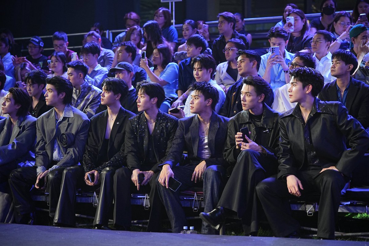 WEED_ENT's tweet photo. เล่นใหญ่สมจักรวาล! ซัมซุงจัดงาน Beyond the Galaxy ขนทัพดารา–ศิลปินเสิร์ฟโชว์ฟีเจอร์ Galaxy S26 Series สุดล้ำ

#GalaxyAI #GalaxyS26Ultra #BeyondtheGalaxy #Samsung

ซัมซุงจัดใหญ่แบบสมศักดิ์ศรี! เนรมิตพื้นที่งานให้กลายเป็น “ที่สุดของกาแลคซี่” ที่รวมที่สุดของทั้งเทคโนโลยีและความสนุกไว้ในค่ำคืนเดียว พร้อมเปิดเวทีต้อนรับเหล่าศิลปิน ดารา และเซเลบริตี้ระดับแนวหน้าของเมืองไทยที่ตบเท้าเข้าร่วมงานอย่างคับคั่ง นำโดย จอง–คัลแลน, โฟร์ท ณัฐวรรธน์, สกาย–นานิ, รวมถึงนักร้องเสียงคุณภาพอย่าง นนท์ ธนนท์ และ อิ้งค์ วรันธร ที่มาร่วมสร้างสีสันให้ค่ำคืนแห่งจักรวาลกาแลคซี่คึกคักยิ่งกว่าที่เคย พร้อมขบวนอินฟลูเอนเซอร์และคนดังจากหลากหลายวงการที่มาร่วมเฉลิมฉลองในลุคสุดปัง เรียกเสียงกรี๊ดจากแฟน ๆ และผู้ร่วมงานแบบไม่ขาดสาย ให้ทุกคนได้สัมผัสโมเมนต์สุดพิเศษของ Galaxy S26 Series และบรรยากาศสุดเอ็กซ์คลูซีฟที่จัดเต็มตลอดทั้งงาน

 สำหรับไฮไลต์ความพิเศษของงาน “Beyond the Galaxy” อยู่ที่การเนรมิตโชว์สุดยิ่งใหญ่ตระการตาที่ผสานเทคโนโลยี แสง สี และเสียงดนตรีสุดอลังการ เปลี่ยนทั้งพื้นที่ให้กลายเป็นกาแลคซี่สุดระยิบระยับ 

ก่อนพาผู้ร่วมงานไปใกล้ชิดเหล่าศิลปินและดาราจาก #TeamGalaxy ที่ขึ้นเวทีโชว์เดินรันเวย์แบบสับ ๆ ยามค่ำคืนกับ Nightography Runway Show ที่ได้ อิ้งค์ วรันธร, นนท์ ธนนท์, เจษ-ไบเบิ้ล, เติ้ล-เฟิร์สวัน, ต้าห์อู๋-ออฟโรด และ สกาย-นานิ มาโชว์คอนเซ็ปต์ Beyond the Galaxy

ต่อด้วย Photo Assist โชว์ที่พี่จอง–คัลแลน มาในโชว์เปลี่ยนชุดบนรันเวย์ พร้อมเซอร์ไพรส์ชุดไทย และร่วมส่งต่อโมเมนต์โบ๊ะบ๊ะสุดน่ารักน่าเอ็นดูไปกับฟีเจอร์การแต่งรูปอัจฉริยะ เปลี่ยนพื้นหลังของภาพให้เป็นสถานที่เที่ยวต่าง ๆ ทั้งในไทยและเกาหลี

และปิดท้ายด้วยโชว์ไฮไลต์ Privacy Display Show ที่ได้ โฟร์ท ณัฐวรรธน์ มาร่วมโชว์ในลุคสายลับ พร้อมพูดคุยโชว์เทคโนโลยีจอมือถือเพื่อความเป็นส่วนตัวครั้งแรกของโลกบน Galaxy S26 Ultra 

นอกจากนี้ ภายในงานยังเพิ่มดีกรีความสนุกด้วย มินิคอนเสิร์ตสุดเอ็กซ์คลูซีฟจาก นนท์ ธนนท์ และ อิ้งค์ วรันธร ที่ขนเพลงฮิตมาเสิร์ฟแฟน ๆ แบบจัดเต็ม ไม่ว่าจะเป็น กำลังจะ, โต๊ะริม, พบรัก และ สายตาหลอกกันไม่ได้ เรียกเสียงร้องตามและเสียงกรี๊ดสนั่นตลอดโชว์ สร้างบรรยากาศความสนุกให้ค่ำคืนแห่งจักรวาลกาแลคซี่คึกคักยิ่งขึ้น และเปิดพื้นที่ Experience Zone ให้ผู้ร่วมงานได้ลองสัมผัสและทดลองใช้งานฟีเจอร์สุดล้ำของ Galaxy S26 Series ด้วยตัวเอง ท่ามกลางบรรยากาศสุดเอ็กซ์คลูซีฟที่ผสานทั้งเทคโนโลยี ความบันเทิง และไลฟ์สไตล์แบบจัดเต็ม

 พรีออเดอร์ Galaxy S26 Series ได้แล้วตั้งแต่วันนี้จนถึง 10 มีนาคม 2569 ที่ Samsung Experience Store และร้านค้าที่ร่วมรายการ หรือทางออนไลน์ https://t.co/vz7X8Km6Xi รับส่วนลดสุดคุ้ม 3 ต่อ มูลค่าสูงสุด 17,000 บาท* 

 ฟรี เพิ่มความจุเป็น 2 เท่า มูลค่าสูงสุด 12,000 บาท
ลดเพิ่มสูงสุด 5,000 บาท เมื่อนำเครื่องเก่ามาแลกใหม่ 
 ⁠รับส่วนลด 30% สำหรับซื้อ Galaxy Watch l Buds 
พิเศษ! สำหรับผู้ที่ลงทะเบียนรับโค้ดสิทธิพิเศษล่วงหน้า นำโค้ดมาจองรับเพิ่ม Galaxy SmartTag2 มูลค่า 1,090บาท ฟรี  สนใจเป็นเจ้าของ Galaxy S26 Series สามารถดูรายละเอียดผลิตภัณฑ์เพิ่มเติมที่ https://t.co/OUr9LzKV9n  

*สำหรับ Samsung Experience Store และร้านค้าที่ร่วมรายการเงื่อนไขเป็นไปตามที่บริษัทกำหนด ดูเพิ่มเติมได้ที่ https://t.co/aFraxfZkXe 

📷 https://t.co/rJQDAFFFa7