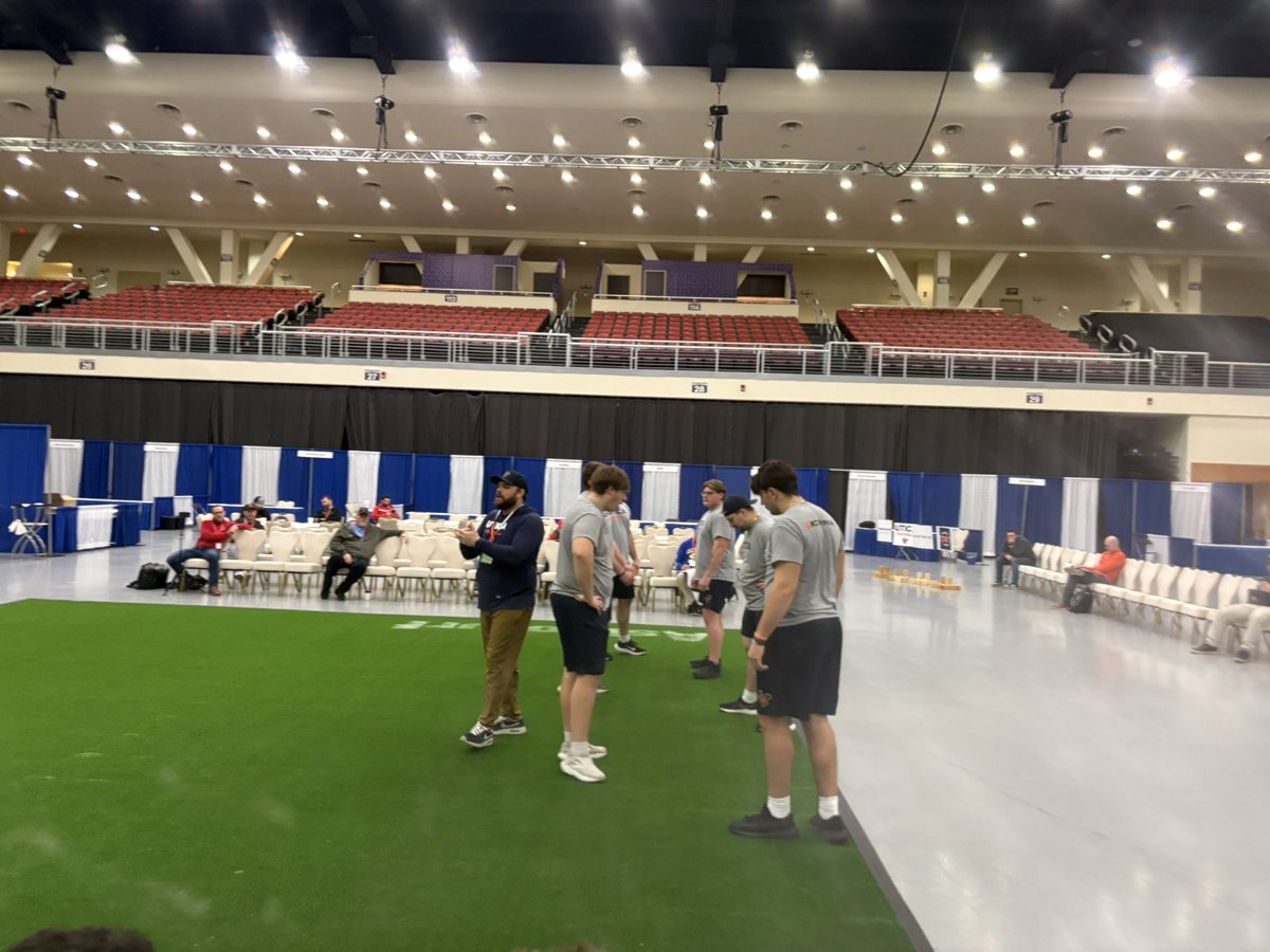 Utica_Football's tweet photo. Time for the Big Guys up front.  @CoachClowes talking Utica Offensive Line. @nyshsfca Clinic @TurningStone @TNTFootballCamp https://t.co/Bdm6nSoISA