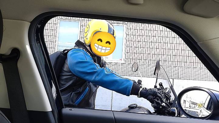 shinjin805's tweet photo. ついに納車！
約10年ぶりのバイクはちょっと緊張😅
乗ってみると体は操作を覚えていてよかった😙最初はステップ位置になれなかったが、だんだん乗り方がわかってきた！ネットでは酷評だが、自分にはこのバイク楽しいです！長く大切に乗らせていただきます！

いや、ホントたのしいは〜

#SCR950 https://t.co/Ng3IZNsY8B