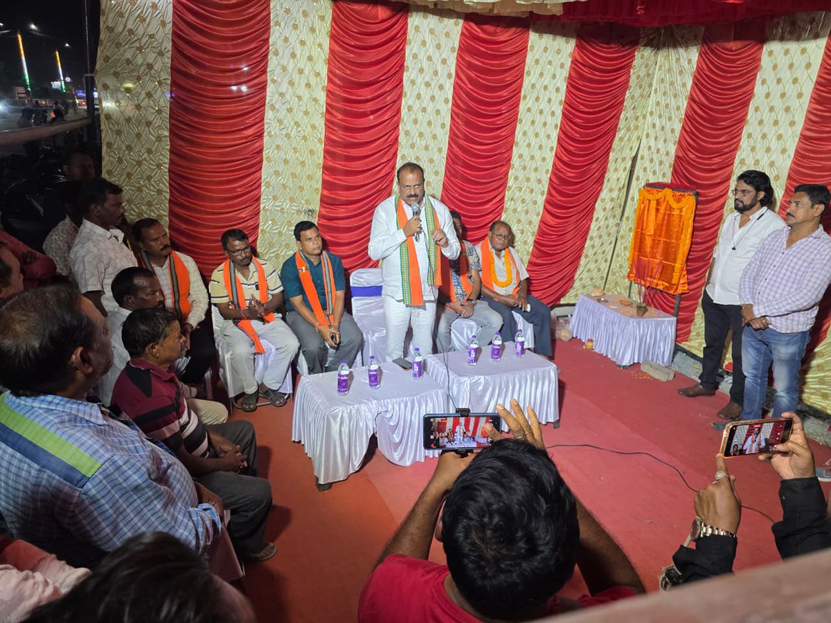 ashwiniksarangi's tweet photo. ବରଗଡ଼ର ଆର୍ ଟି ଓ (RTO) ଅଫିସ୍ ପାଖରେ ବିକ୍ରୟ କ୍ଷେତ୍ର ନିର୍ମାଣ ପାଇଁ ଭିତ୍ତି ପ୍ରସ୍ତର ସ୍ଥାପନ କଲି। ଏହି ପ୍ରକଳ୍ପ ନିର୍ମାଣ ଦ୍ୱାରା ସ୍ଥାନୀୟ ବ୍ୟବସାୟୀ ଓ ଲୋକମାନେ ଉପକୃତ ହେବେ।
#VendingZone #BargarhCity #Bargarh #Odisha #BJP4Odisha #BJP4IND https://t.co/Afk4oV32No