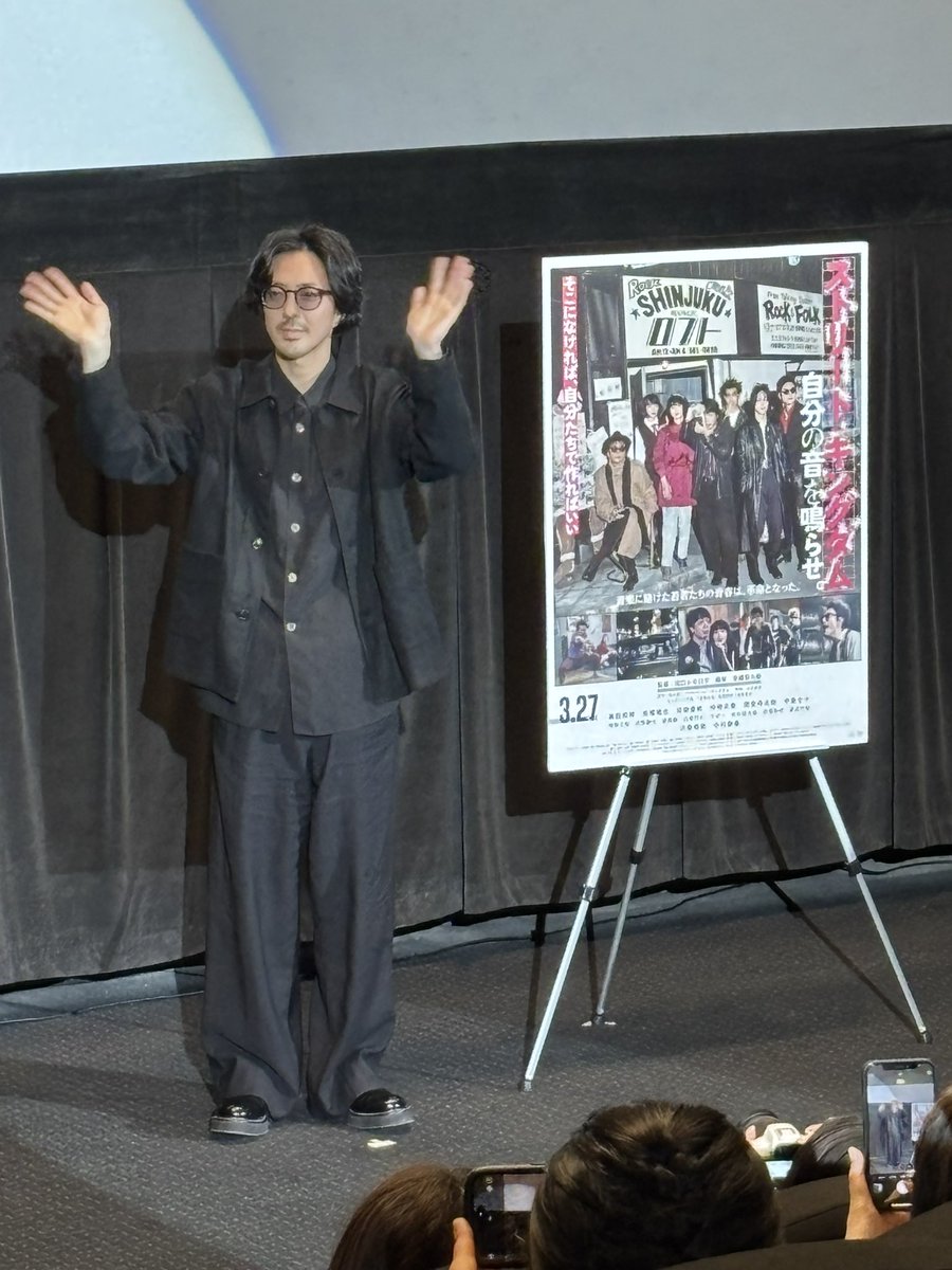 gon_sansan's tweet photo. 今日は #ストリート・キングダム の先行上映。
懐かしの新宿ロフトなどが舞台。モデルのバンドも知っているけど、映画では俳優陣の熱量に圧倒。モモのバンド、カッコいいよね。
舞台挨拶は若葉竜也さん。丁寧に熱くお話しされました。
あと、アジフライが食べたくなった。
#ストキン自分の音を鳴らした https://t.co/geTG1CfJoH