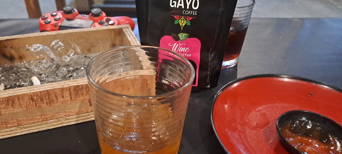 Main ke warkop temen sembari gw bawain kopi, malah berujung tukeran kopi perkara dia ga cocok sama kopi yang asem 😌

Kan jadi enak ciakakakak 😂😂