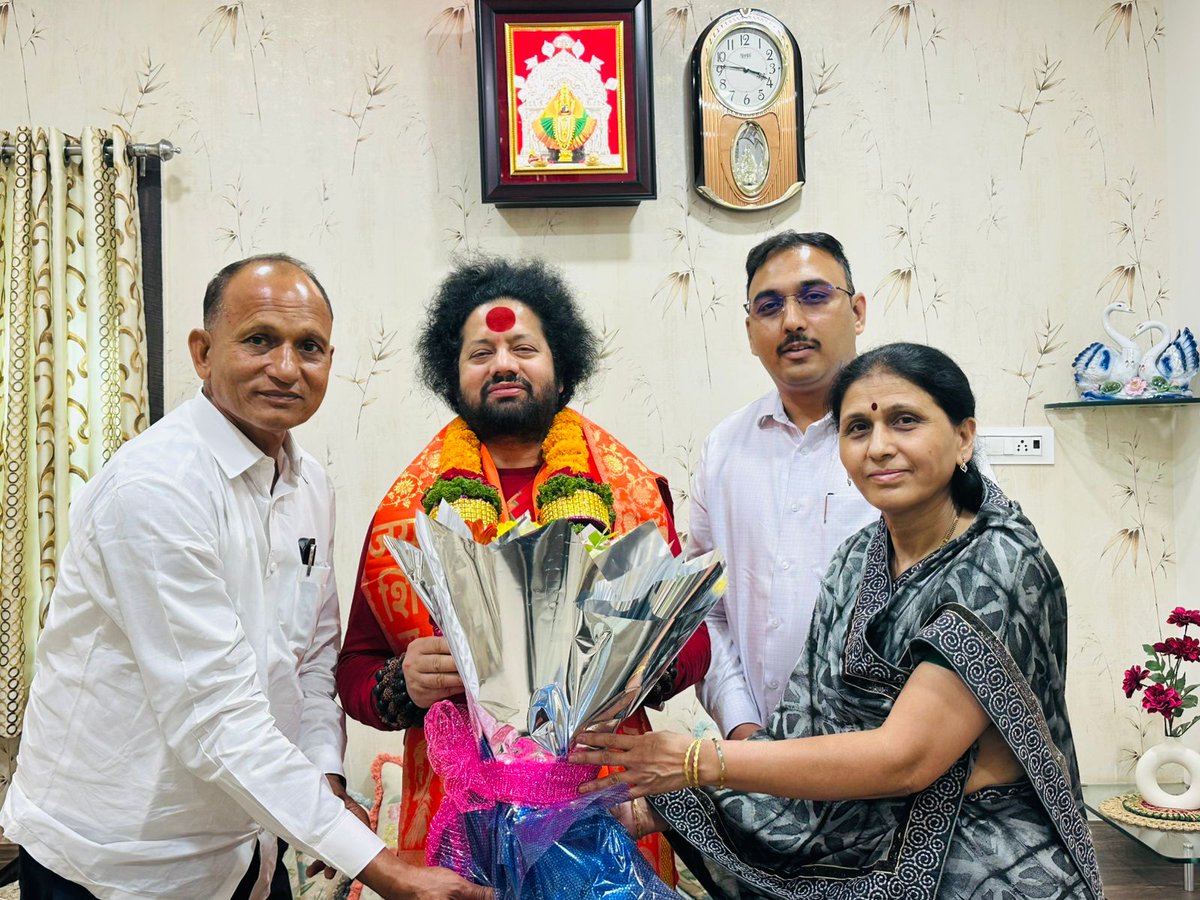 rupamata_Milk_'s tweet photo. श्री कालिपुत्र कालीचरण महाराज धाराशिवच्या दौऱ्यावर आले असता त्यांनी रुपामाता उद्योग समूहाच्या मुख्य कार्यालयास तसेच निवासस्थानी सदिच्छा भेट दिली. यावेळी त्यांचे मनापासून स्वागत करण्यात आले. भेटीदरम्यान महाराजांसोबत विविध सामाजिक, धार्मिक व समसामयिक विषयांवर आत्मीय संवाद साधला. https://t.co/ZdEYUbn6co