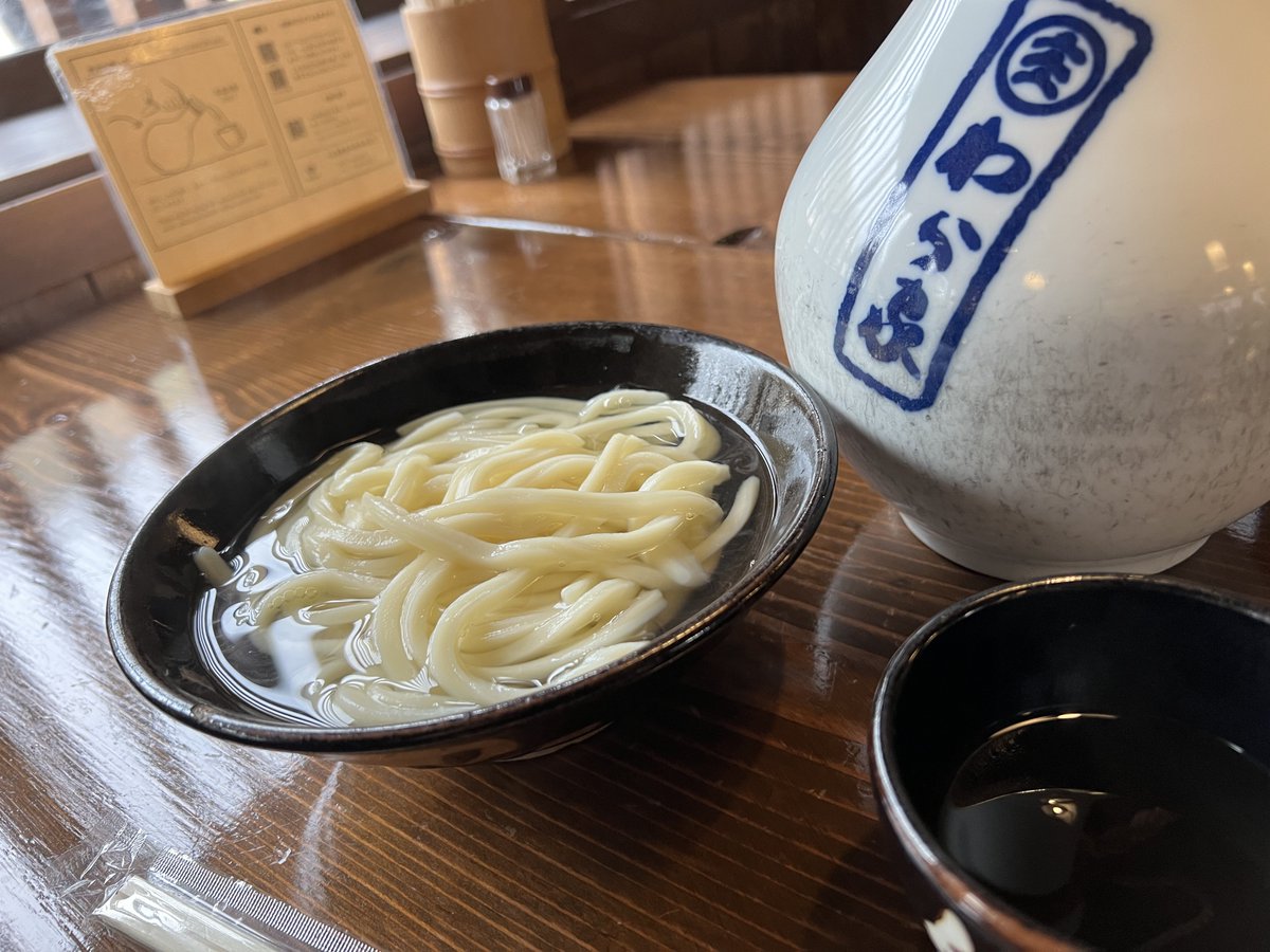 sinop1973's tweet photo. 【高松うどん小旅行】約束通り行ってきました。

本日は高松までちょっと小旅行🚗

先日、ふる里うどんさん（@fllsudon） のポストに「行きます！」とリプしていたので、まずは讃岐うどんの名店 ふる里うどん へ😁

ここではなんと、ジョージア（旧グルジア）の伝統料理 シュクメルリ で讃岐うどんが食べられるんです😤

茹でたての讃岐うどんに、にんにくの効いた濃厚なクリームソース…
これはもう反則レベルの美味さでした🥰

しかも、かしわ天は揚げたて。これもめちゃくちゃ美味かったです！

メニューを見たら、他にも食べてみたいものがいっぱい。
ふる里うどんさんはリピート確定です！

その後、次のうどんに備えてお腹を空かせるため（笑）、
相互フォロワーさんからDMで教えてもらった 屋島のドン・キホーテ へ。

「ちょっと遠いけど先日できた屋島ドンキに、しのさん向けTシャツ色々あったよ」
と教えていただいたのですが、行ってみると 駐車場に入れないくらいの大混雑😳

お目当ての うどん脳Tシャツ は大きいサイズがなくて断念😭
代わりに 「NO UDON NO LIFE」Tシャツ をゲットしました☺️

そしてドンキのすぐ近くだったので、せっかくならと わら家 にもはしご🍜
やっぱり本場の讃岐うどんは格別ですね✨

今日は完全に うどん満喫の高松小旅行でした😆