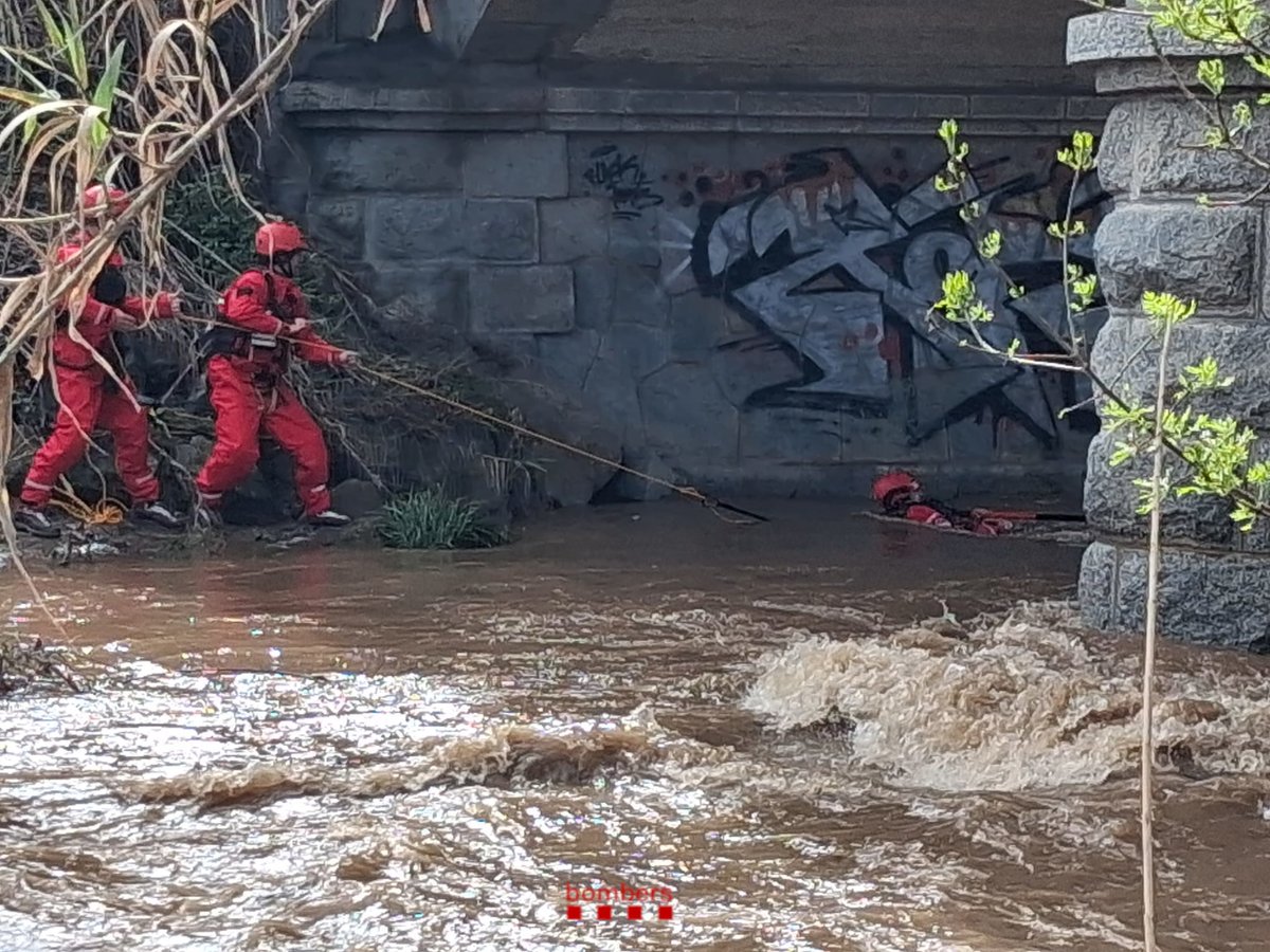 bomberscat's tweet photo. Al dispositiu de recerca de Llinars del Vallès s'hi afegeixen els submarinistes de #bombers_bcn. Revisaran les dues lleres entre la desembocadura fins a la carretera C-31.
📷 Submarinistes dels #GRAESub de #bomberscat al riu Mogent https://t.co/bBsXnDPfIN