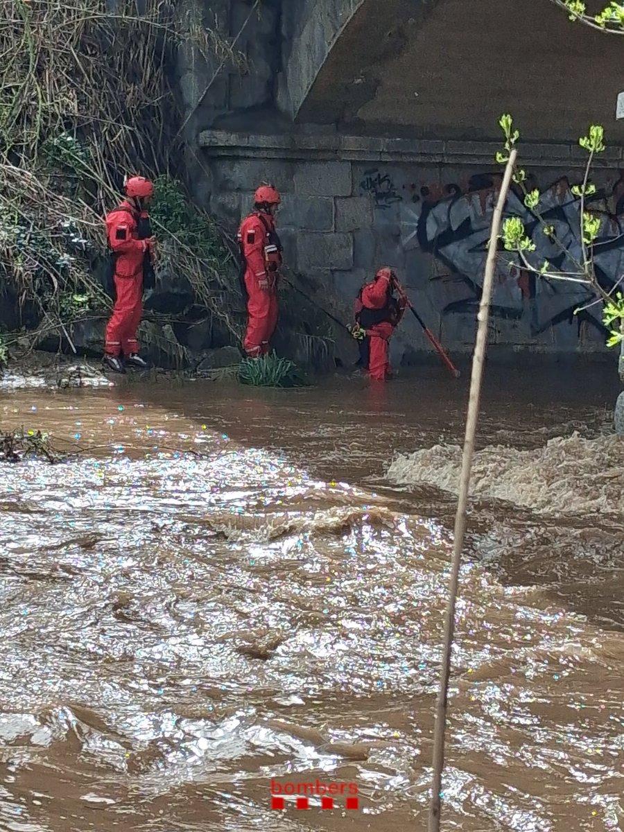bomberscat's tweet photo. Al dispositiu de recerca de Llinars del Vallès s'hi afegeixen els submarinistes de #bombers_bcn. Revisaran les dues lleres entre la desembocadura fins a la carretera C-31.
📷 Submarinistes dels #GRAESub de #bomberscat al riu Mogent https://t.co/bBsXnDPfIN