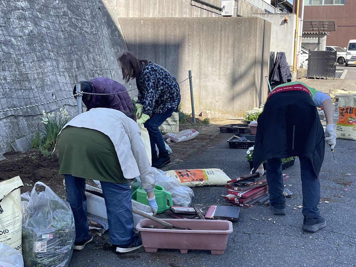 KRT_ouendan's tweet photo. 来週の海楽フェスタに向けて、駅の清掃作業をおこないました🧹主にプランターや花壇の植替えを中心に。
いきいきした花を見ると、気分も良くなります🌺 https://t.co/CmFtNOkjhj