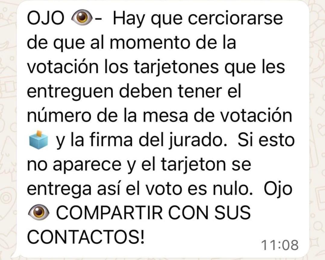Este mensaje se ha vuelto viral a través de WhatsApp. 

La verdad: la firma del jurado es una medida preventiva de conductas contra el voto libre. El jurado verifica que el ciudadano introduce en la urna la misma tarjeta que le entregó al ciudadano…. PERO… si el jurado por
