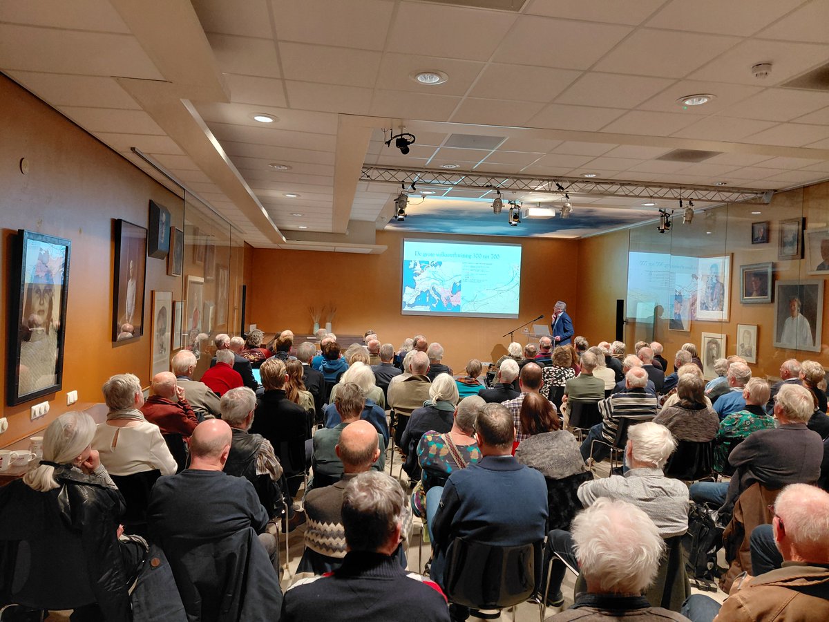Tresoar's tweet photo. Overweldigende belangstelling bij lezing over #Friese #maritieme geschiedenis. Meer weten? Kom dan naar het symposium Alle hens op 't dek. Het dagelijkse leven van de Friese zeevaarders (17de-19de eeuw). https://t.co/kV5fbKemNW https://t.co/rxK7ln2ZPW