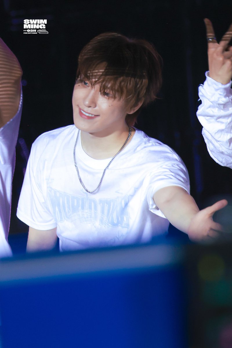 SWIMMING🦦 tweet media