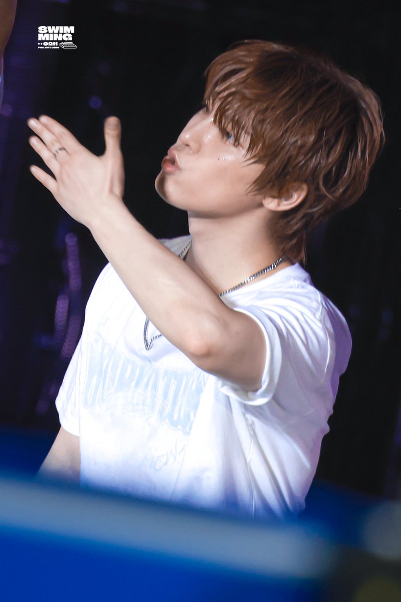 SWIMMING🦦 tweet media