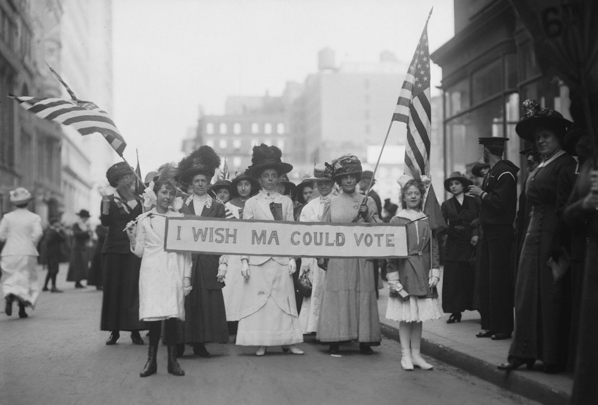 레이디들! 우리 여성의 날 유래는 알고 트위터하쟈💙

3월 8일 세계 여성의 날은 여성 노동자들의 권리 운동에서 시작됨.

1908년 미국 뉴욕에서 여성 노동자 약 1만5천 명이
임금 인상, 노동시간 단축, 여성 참정권을 요구하며 시위를 벌인 것이 계기.

이후 1910년 국제 여성 노동자 회의에서
독일
