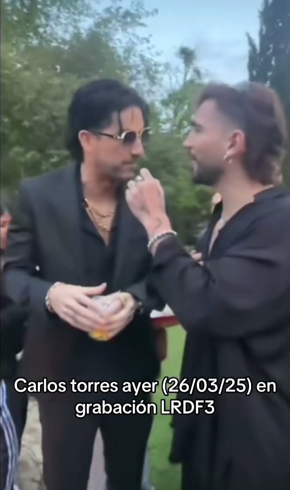 SThings005's tweet photo. Otro funeral? es raro que hayan tantos funerales, no creo que todos sean funerales.

Aquí Charly lleva gafas, cadenas, y no tiene el golpe en la cara, en el tweet de abajo tiene un golpe en la cara y no tiene la chaqueta ni accesorios puestos.

#LaReinaDelFlow3 https://t.co/HyqaEwkXPQ