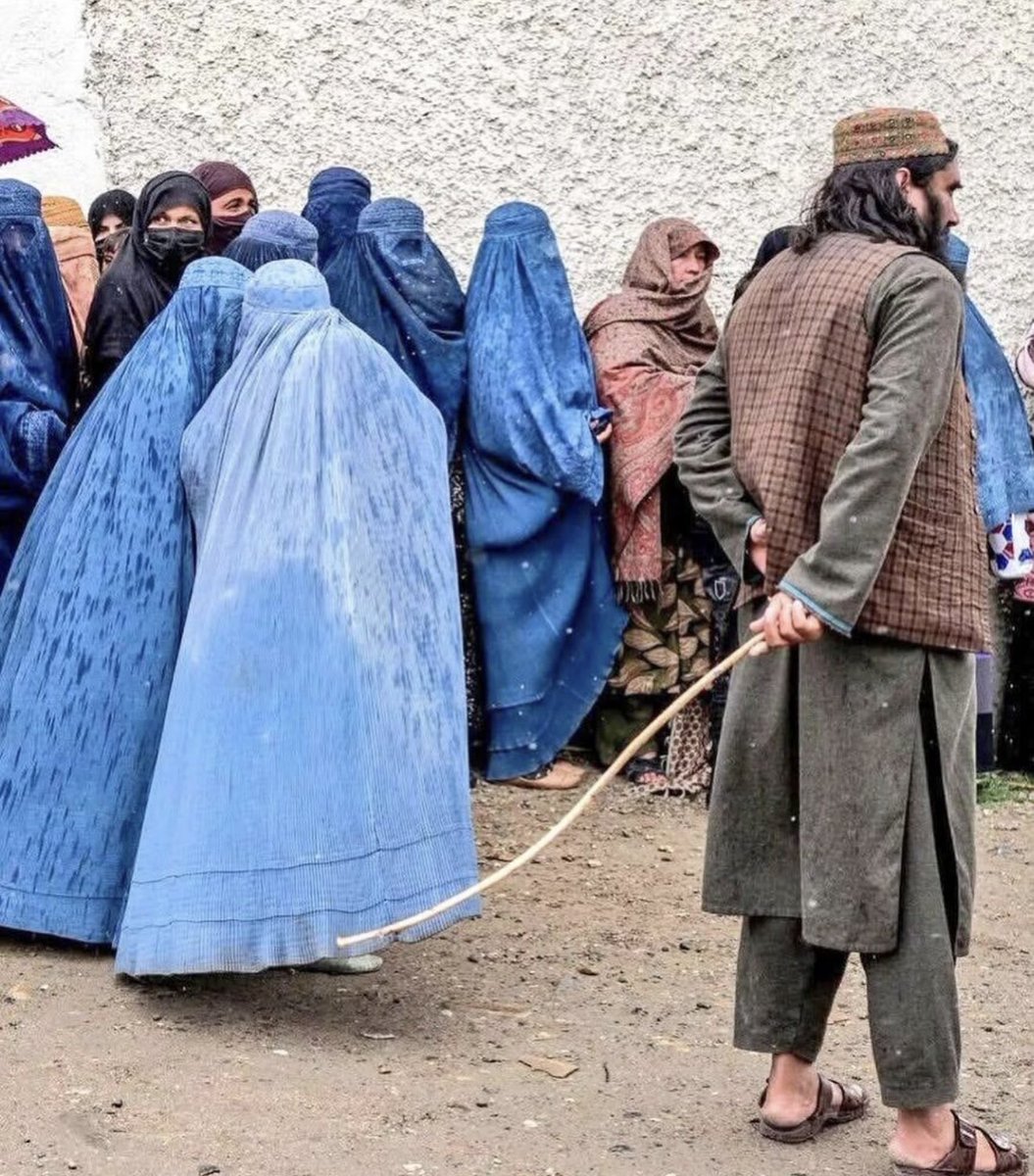 itsomayyee's tweet photo. In the noise of this world, the voices of Afghan women are barely heard
Be their voice. Stand with them
درهیاهوی جهان صدای زنان افغان کمتر شنیده میشود ،صدایشان باشید و در کنارشان بایستید 
#EndGenderApartheidInAfghanistan https://t.co/kOpcq6hBZ9