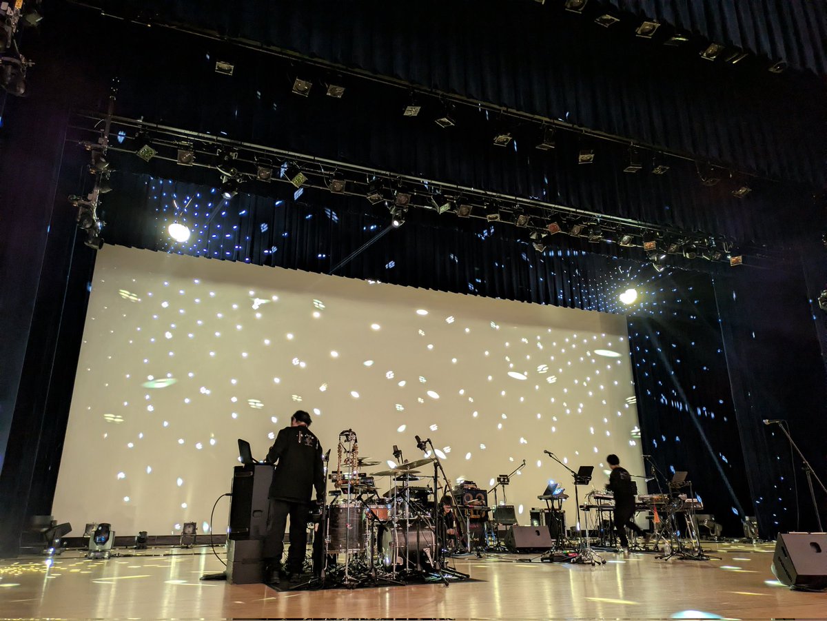 nikkagurinokuwa's tweet photo. UA 30周年全国ツアー『NEWME 026』
昭和女子大学 人見記念講堂
最高に良かった！
歌と演奏と演出とMCの、何もかもが良かった。
衣装も素敵だったな〜
西田修大さんの歌も！カッコよかった！
私も陽気な老人になれるといいな。
#UA 
#NEWME
#NEWME026 https://t.co/hjWqXLkhZ7