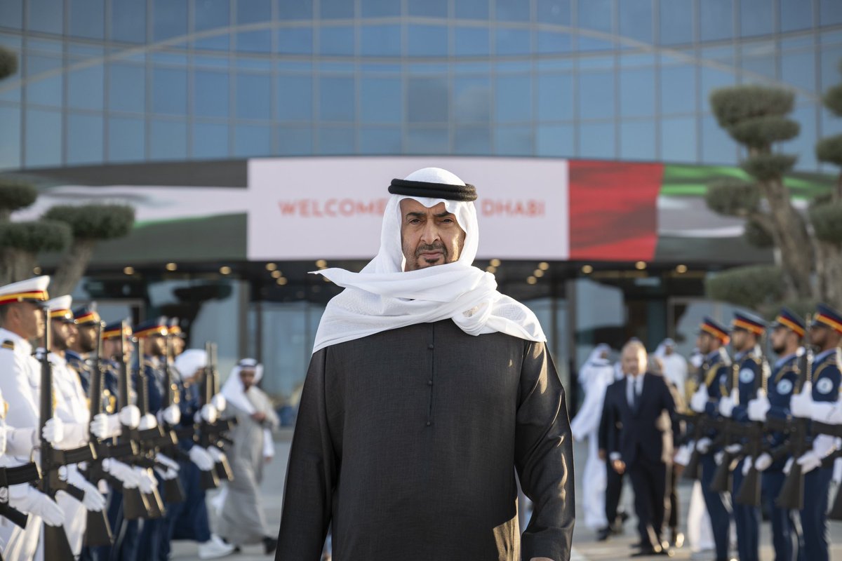 y0uxf's tweet photo. " في جائحة كورونا " 

ظهر صاحب السمو الشيخ محمد بن زايد في كلمة لبث الطمأنينة للشعب " لا تشلون هم "

" في ظل العدوان الإيراني " 

ظهر صاحب السمو الشيخ محمد بن زايد في كلمة لبث الطمأنينة للشعب " الإمارات بخير "

الرقم 971+ 🇦🇪
يعطي دروس مجانية في فن إدارة الأزمات https://t.co/Q189TP24Uf