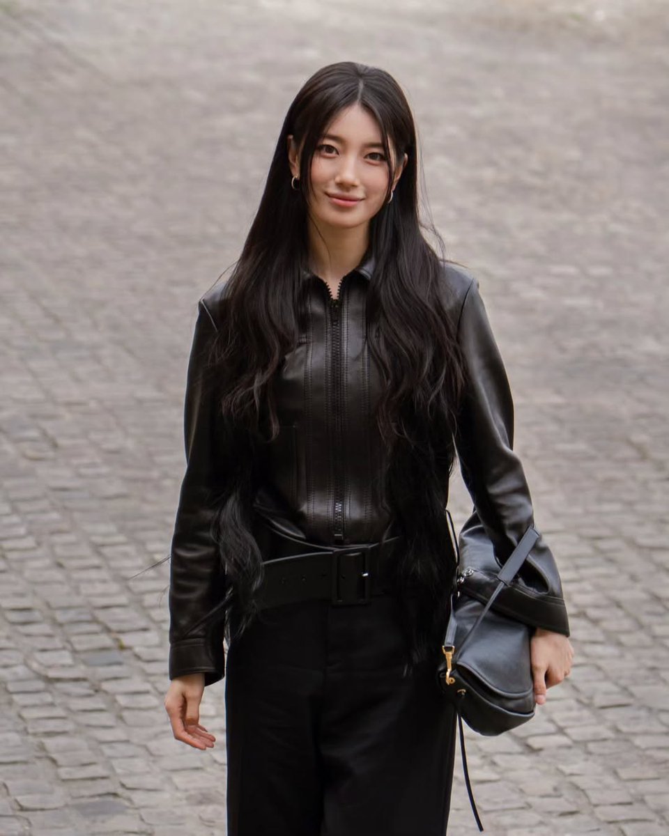 Sandrapui97's tweet photo. [260307] SUZY at CELINE FALL WINTER 2026 PARIS FASHION WEEK

Photographer ho_houchi🖤https://t.co/3QcGeeWkoW

BAE CELINE SUZY AT PFW26
#SUZYxCELINEHiver2026 
#SUZYxCELINE #CELINEHiver2026 https://t.co/2O3fSeOoMw