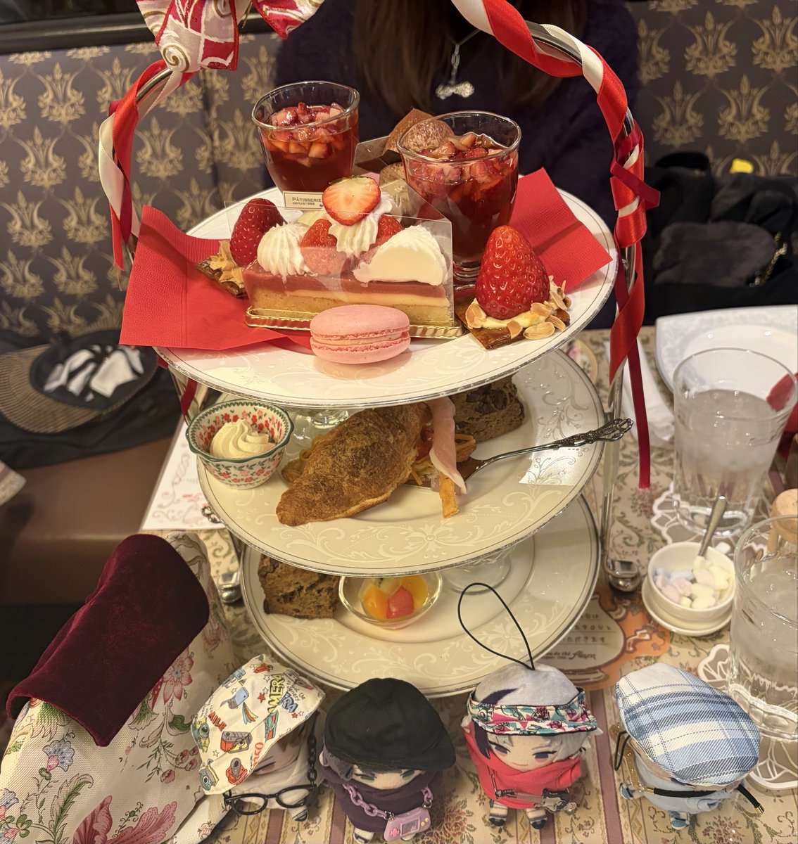 アフタヌーンティーもバッチリ行ってまいりました。
めっちゃお腹いっぱいになった、大満足。

個展の後、新たな遊びをやりました。
またやりたい、めっちゃたのしかった