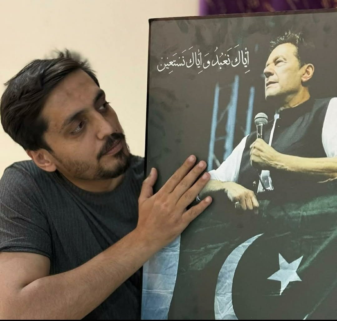 مزمت مزمت وزیر آباد ایک عرصہ گزر جانے کے باوجود بھی غیر قانونی گرفتاریوں کا عمل ابتسام ہر دل عزیز کو آج سحری کے بعد گرفتار کر لیا گیا نماز فجر کی عدائیگی  کے بعد گھر بھی نا جانے دیا گیا رستے میں ہی گرفتار کر لیا گیا ہماری نود بانہ گزارش ہے ابتسام کو افطاری سے پہلے آج با عزت طریقہ