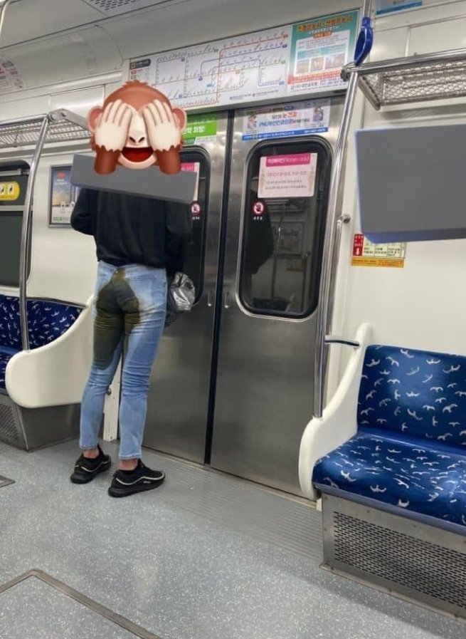 Ryan2pro's tweet photo. 지하철대참사... 얼룩진 바지입고 심한 악취풍겨🤮

목격자들 악취가 너무 심하다
1번실수가 아닌 같은 복장으로 여러차례 목격... ;; 😱

세상 참 다양한 사람들이 많지만 이건 쫌;;;; 🤢

[출처 : 온라인커뮤니티] https://t.co/pxg93cU6PW