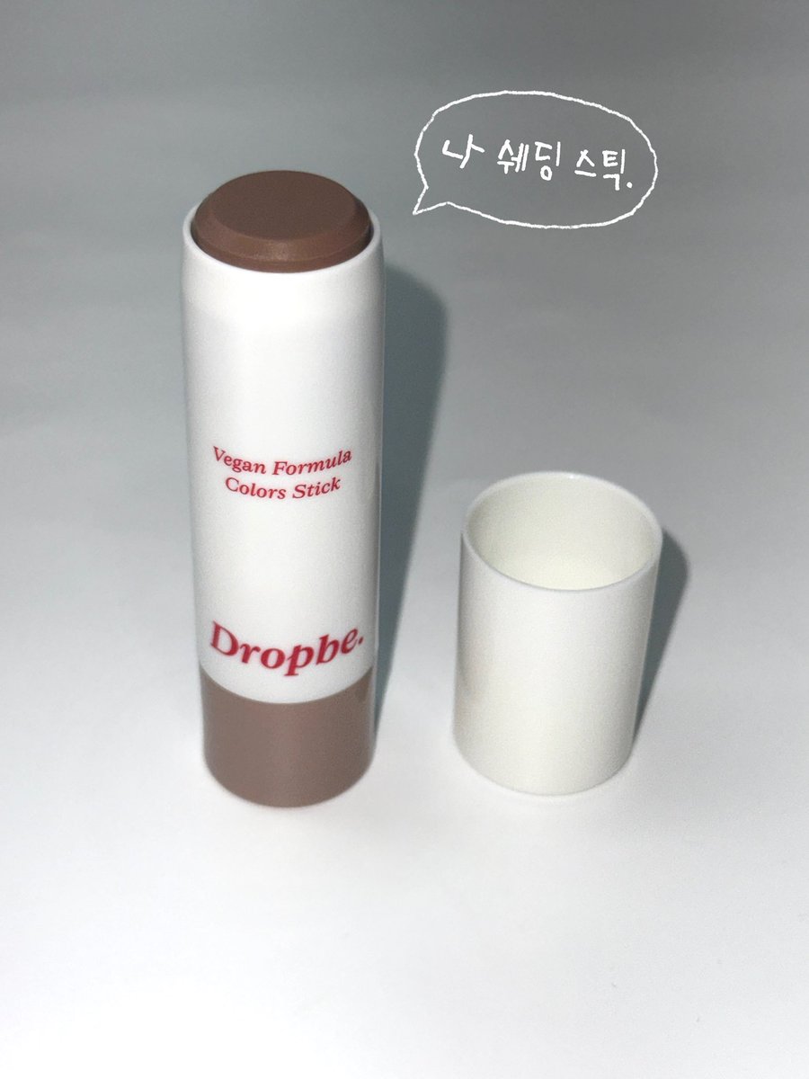 dropbe_official's tweet photo. 편하게 슥슥 사용하기 좋은 쉐딩을 찾으신다면 
다이소“ 드롭비 컬러즈 쉐딩 스틱” 추천👀

턱 부위에 가볍게 슥- 발라준 후 블렌딩해주면 
그림자 같이 자연스러운 뽀송 음영 완성✨

쉐딩 초보도 쉽게 가능합니다🫶🏻 https://t.co/Af6EtRUJPY