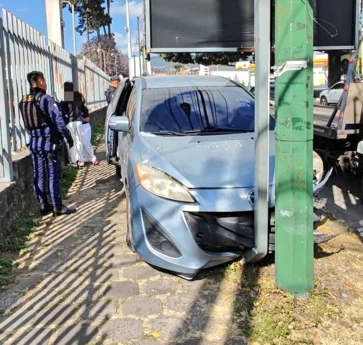 ElQuetzalNews's tweet photo. Vehículo empotrado en Calzada Doroteo Guamuch y 5ta. Avenida, zona 3 de Mixco.
#URGENTE #TraficoSV #TraficoVN #TránsitoGT #transitomixco https://t.co/DYpKrMG4NK