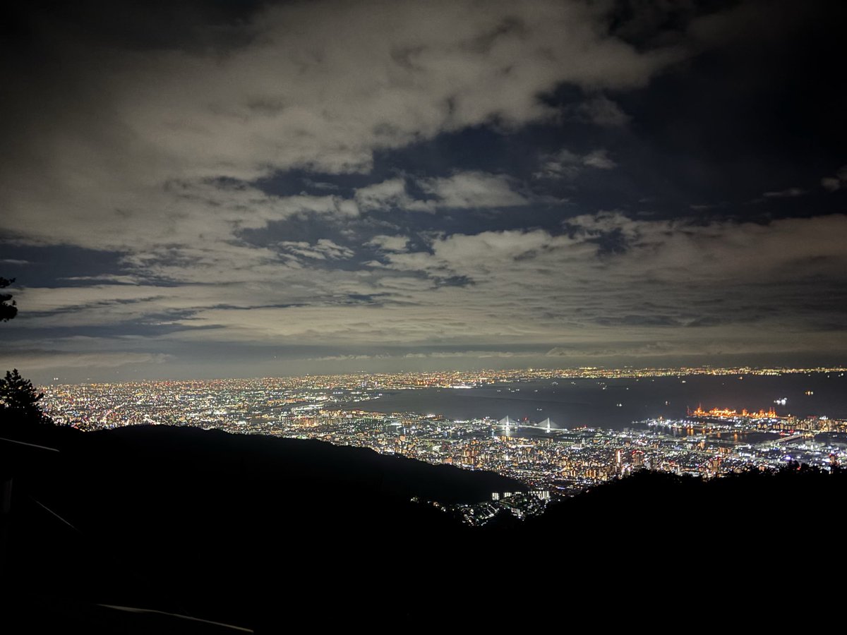 hakushi_ru's tweet photo. 兵庫県にある、六甲山の展望台から一望出来る100万$の夜景。
寒くなかったら一生観れる。 https://t.co/GtfLuW1ZUN