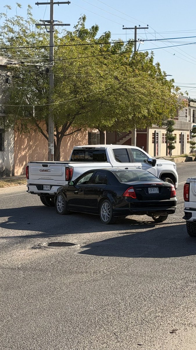 Pues bueno, yo había puesto el reporte desde el 25 de febrero de drenaje sin tapa a <a href="/aguahermosillo/">Agua de Hermosillo</a> y ya causó el primer accidente. Pilas con la dependencia de Agua presi <a href="/tonoastiazaran/">Antonio Astiazarán</a>