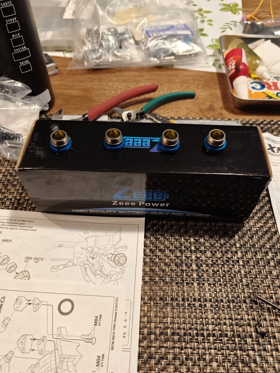 kadono86's tweet photo. 急にやる気が出て、2年近く漬けたXM-01 PROを作ってます😁
新車はダンパーとかデフから作る人です。
そして、エア抜き台はいまだに空箱🤣
#XM01 #タミヤRC #ラジコン https://t.co/6PtTFFlVnB