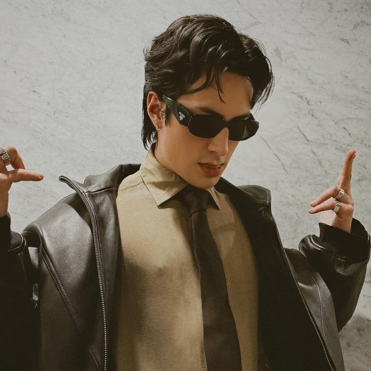 art_artemiisia's tweet photo. Why does Hudson Williams look like he can play the main musician in Russian history, Viktor Tsoi? It would be like a contribution to world culture https://t.co/B6mkjamama