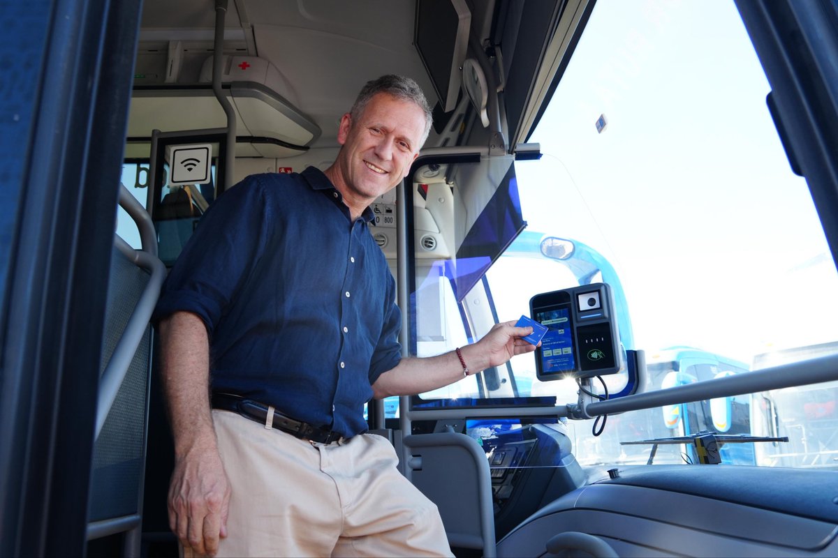 JuanCaMunozA's tweet photo. Gran noticia para Tiltil y Colina!
Este sábado comenzaron a operar 40 buses eléctricos tipo Pullman, que mejorarán a conectividad con la provincia de Santiago, una petición muy sentida por la comunidad. Y así como en regiones, también contarán con pago electrónico. https://t.co/SlFszZTaWM