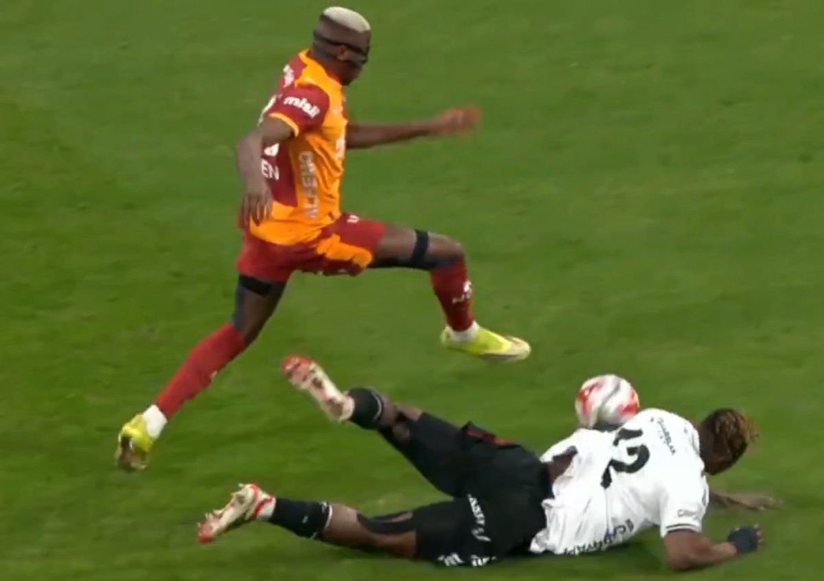 Haftalardır Osimhen'i yiyecek edecek dedikleri Agbadou 😂