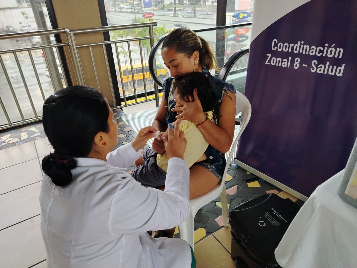 Salud_Guayas's tweet photo. #MSPEnTerritorio I Con el objetivo de prevenir enfermedades, el personal del #Distrito09D01 de @Salud_Ec, activa punto de vacunación en Centro Comercial #RíoCentroSur, contra el #Sarampión, #Influenza y #EsquemaRegular.
#ElNuevoEcuador https://t.co/wQjEQWpuCk