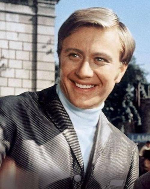 temsu_walling's tweet photo. On March 7, 1941, the #Soviet theater and film actor, People's Artist of the #RSFSR Andrey Alexandrovich Mironov was born.

🔹#Andrey_Mironov grew up in #Moscow 🇷🇺 in the family of famous variety artists #Maria_Mironova and #Alexander_Menaker. https://t.co/yd3fsu8Haq