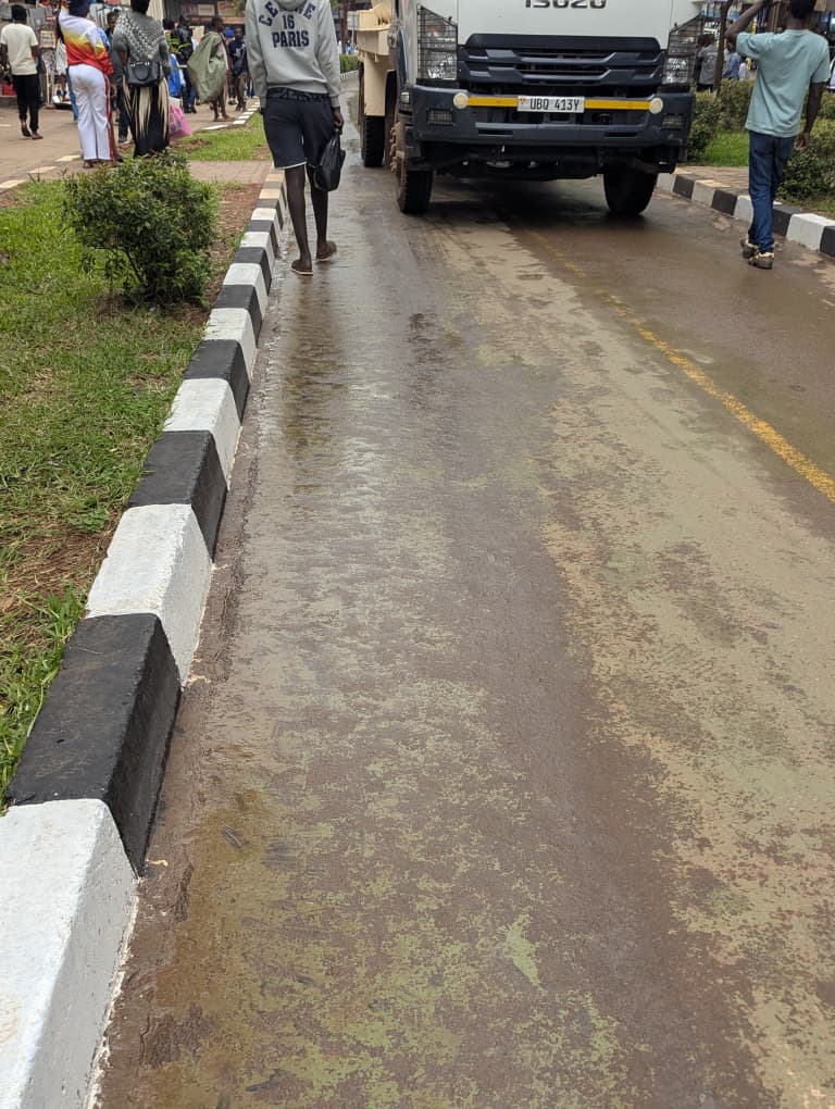 erich_mboowa's tweet image. After vendors were sent off the streets, many netizens called upon @KCCAUG to clean and wash the roads downtown, including the NMT Corridor whose surfaces had turned brown.

Today, KCCA deployed equipment to respond to the call from cityzens. However, their response has been met