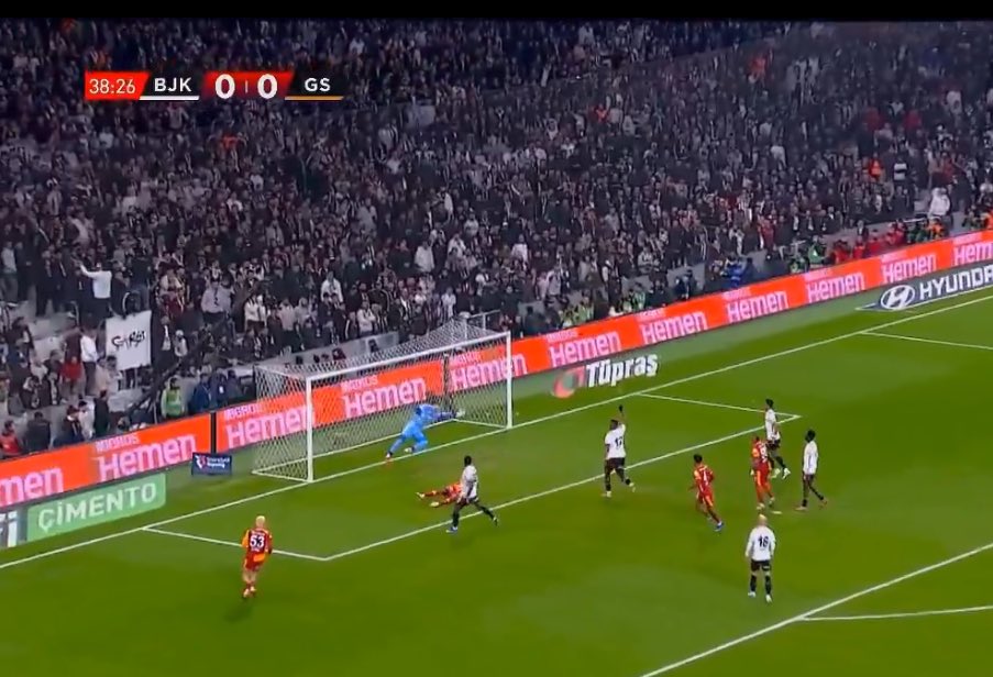 YilmazDirim's tweet photo. İlk yarıda kırmızı kart görmesi gereken
Victor Osimhen gol attı.

Kırmızı kart görmesi gereken
Leroy Sane golün asistini yaptı.

56.dakikada hakemin faul düdüğünden sonra topa vuran Victor Osimhen ikinci sarıdan kırmızı kart görmeliydi.

Ama yine kimse görmedi.
Görmek istemeyen için zaten hiçbir şey görünmez. 

#BJKVGS